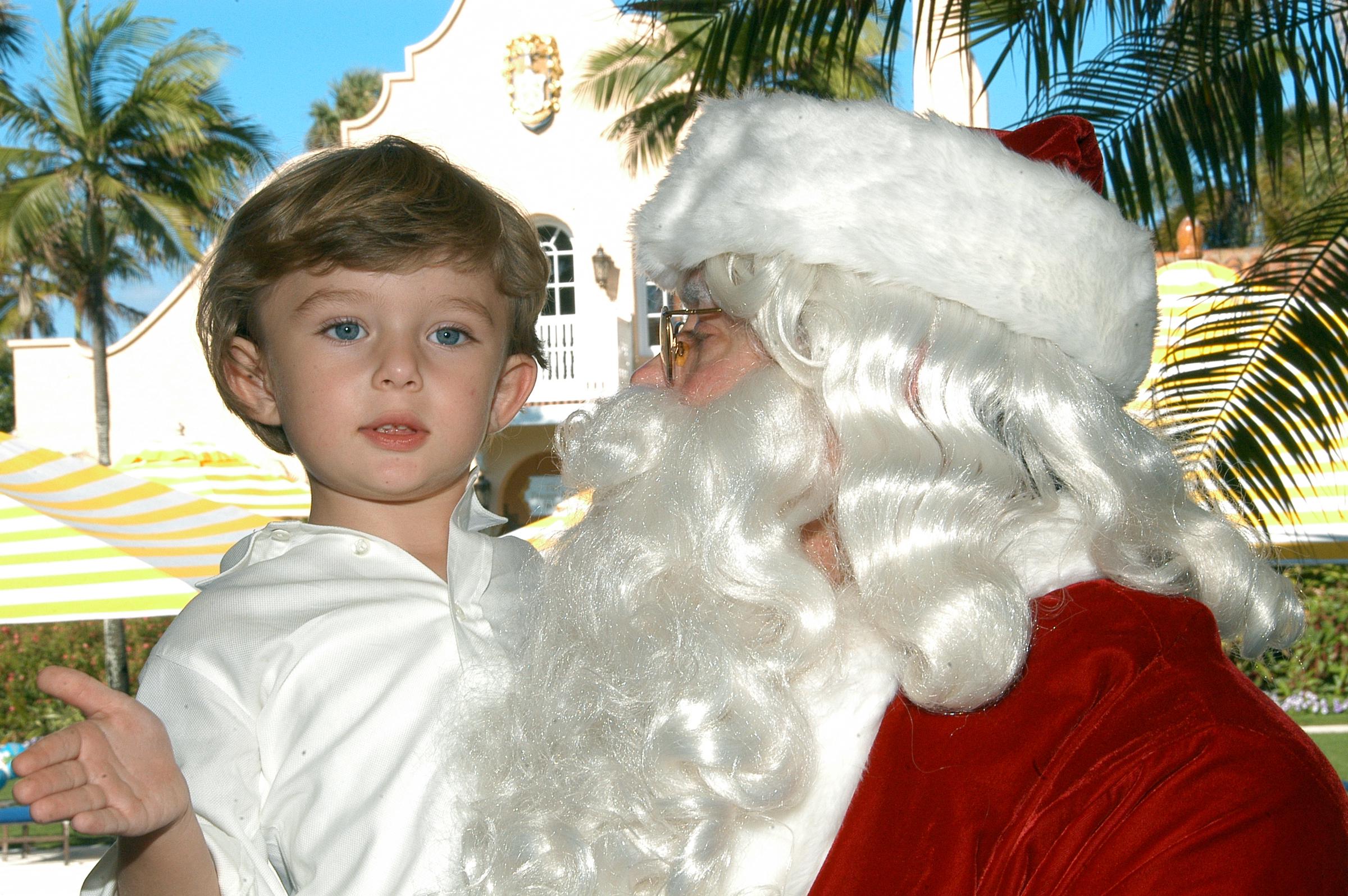 Barron Trump est porté par le Père Noël le jour de Noël au domaine de Mar-a-Lago à Palm Beach, en Floride, le 25 décembre 2008. | Source : Getty Images