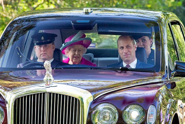 La reine Elizabeth II, le prince William et la duchesse Kate se rendent en voiture à l'église Crathie Kirk  le 25 août 2019 à Crathie, Aberdeenshire | Photo : Getty Images