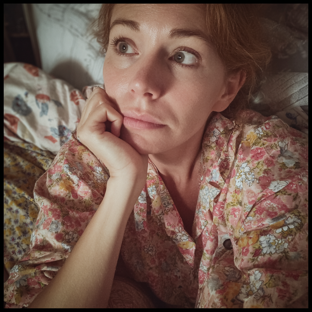 Une femme assise dans son lit | Source : Midjourney