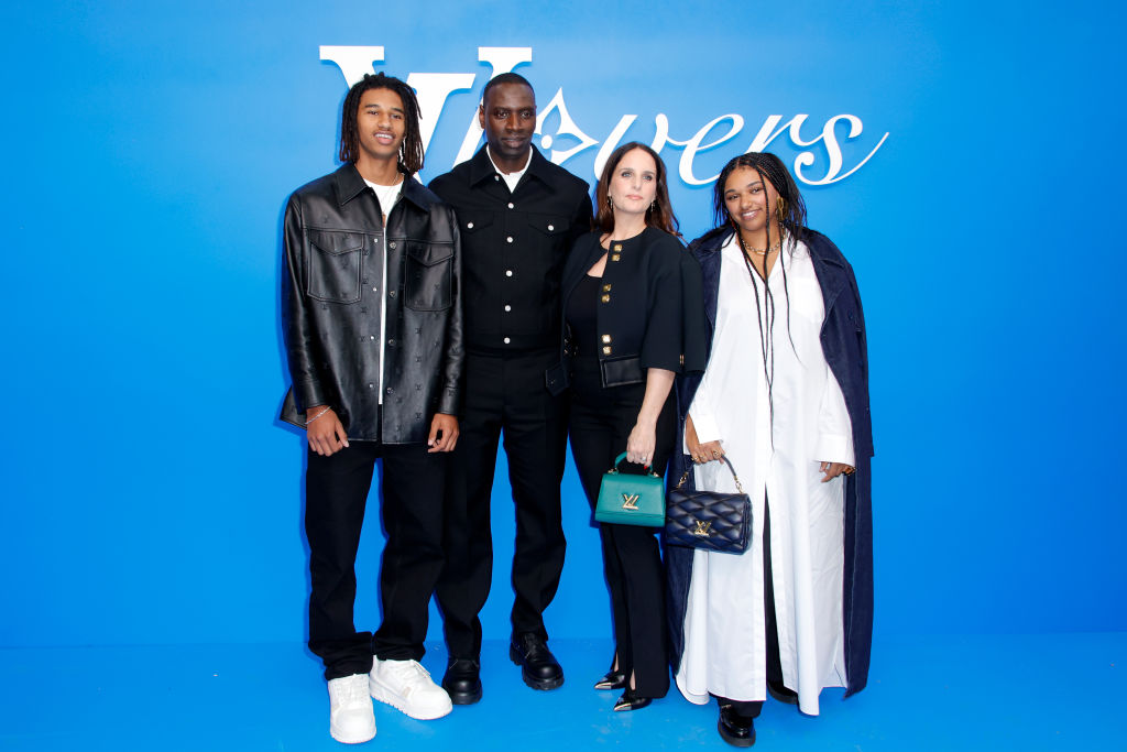 Tidiane Sy, Omar Sy, Hélène Sy et Sabah Sy assistent au défilé Louis Vuitton Homme Printemps/Été 2025 dans le cadre de la Fashion Week de Paris le 18 juin 2024 à Paris, en France | Source : Getty Images