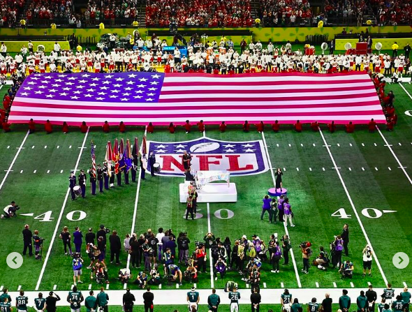 Une vue du terrain, du drapeau américain et de la signalisation de la NFL pendant le Super Bowl. | Source : Instagram/ivankatrump