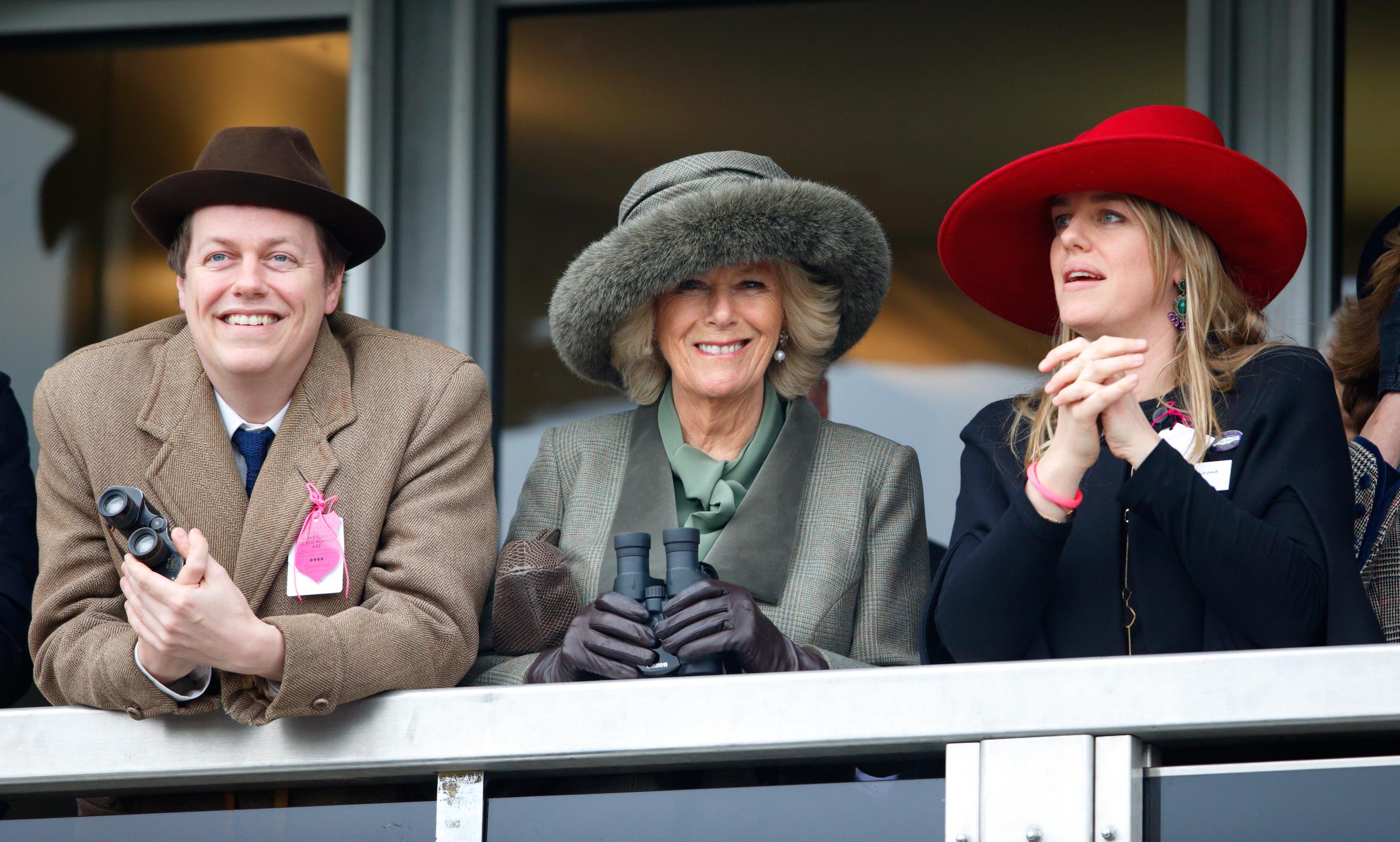 Tom Parker Bowles, Camilla, et Laura Lopes, assistent au deuxième jour du festival de Cheltenham le 11 mars 2015 | Source : Getty Images