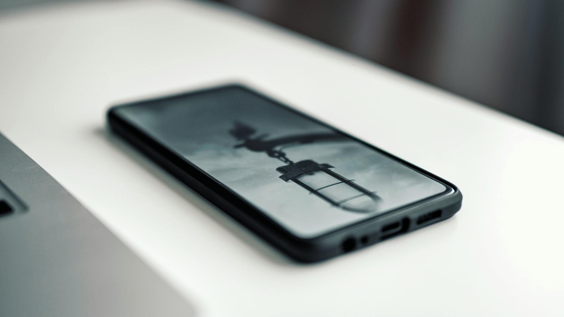 Un téléphone portable sur un bureau | Source : Pexels