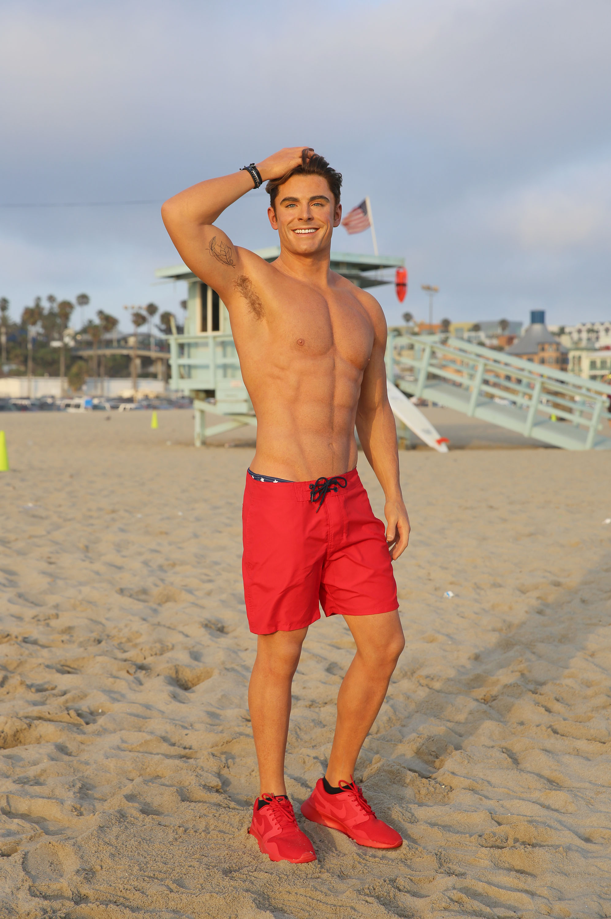 La figurine de cire Zac Efron "Baywatch" de Madame Tussauds Hollywood à la plage de Santa Monica Pier, le 10 juillet 2017, en Californie | Source : Getty Images