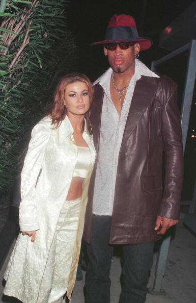 Dennis Rodman et Carmen Electra à Beverly Hills, CA, le 26 février 1999. | Photo : Getty Images