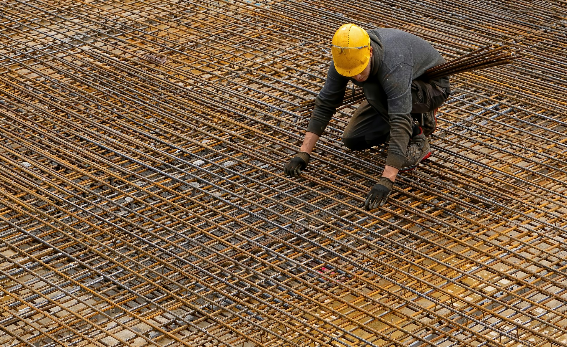 Un ouvrier de la construction au travail | Source : Unsplash