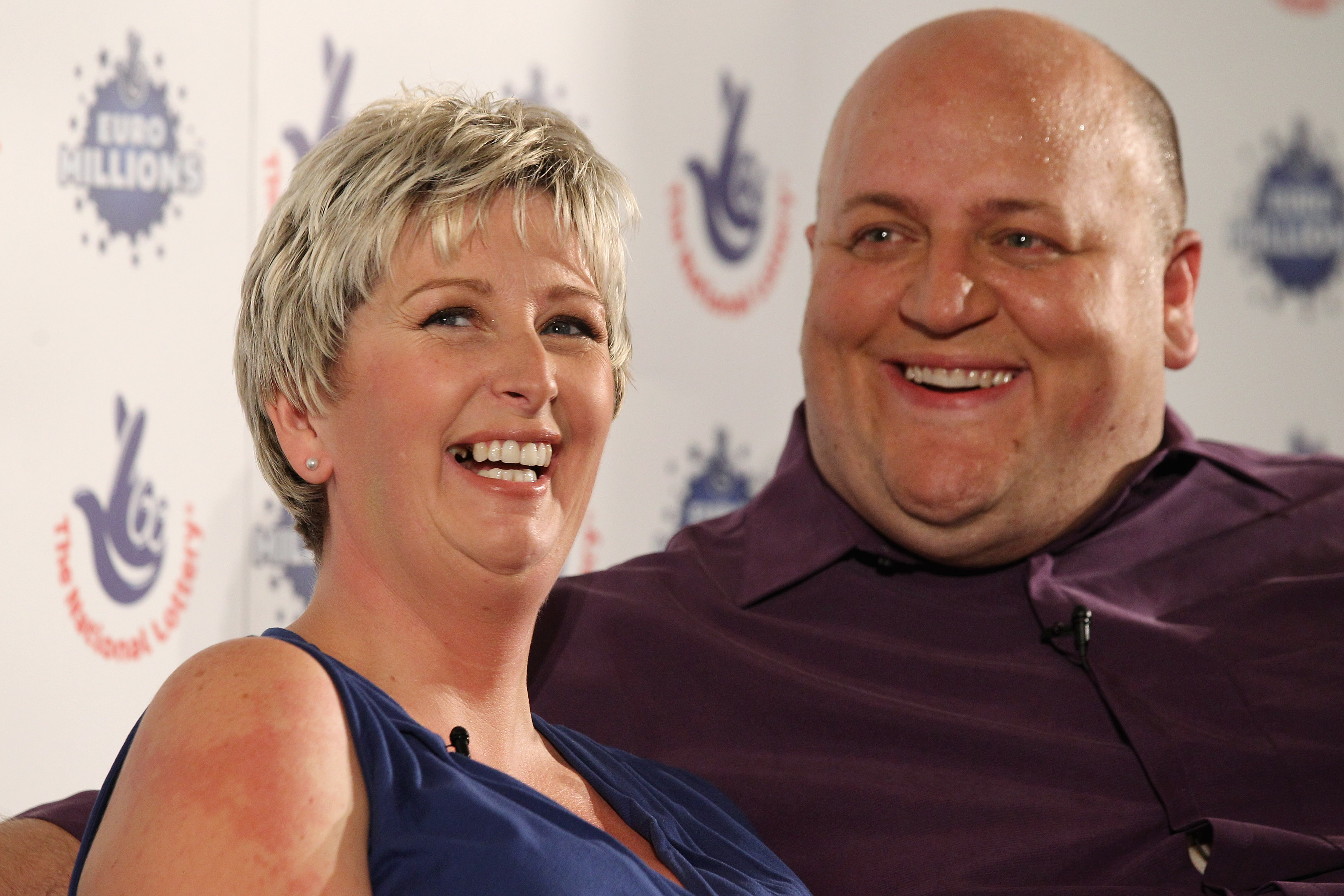 Gillian et Adrian Bayford célèbrent le fait d'avoir remporté le jackpot de plus de 148 millions de livres sterling à la loterie EuroMillions, le 14 août 2012, à Hatfield Heath, en Angleterre | Source : Getty Images