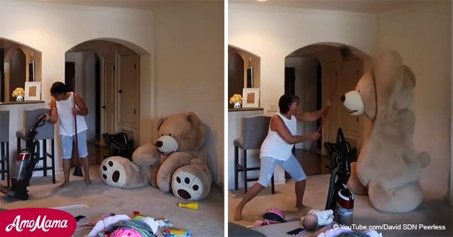 La grand-mère panique quand un ours en peluche géant «prend vie» soudainement pendant un nettoyage courant