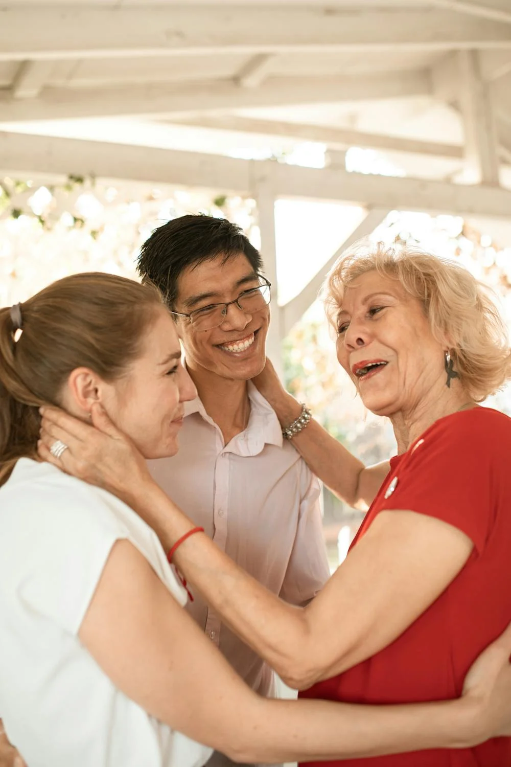 Une femme âgée accueillant sa famille | Source : Pexels