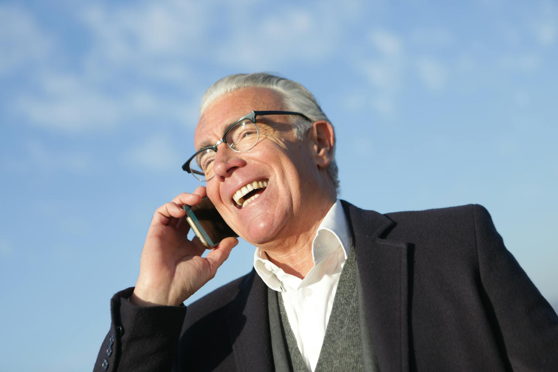 Un homme âgé au téléphone | Source : Pexels