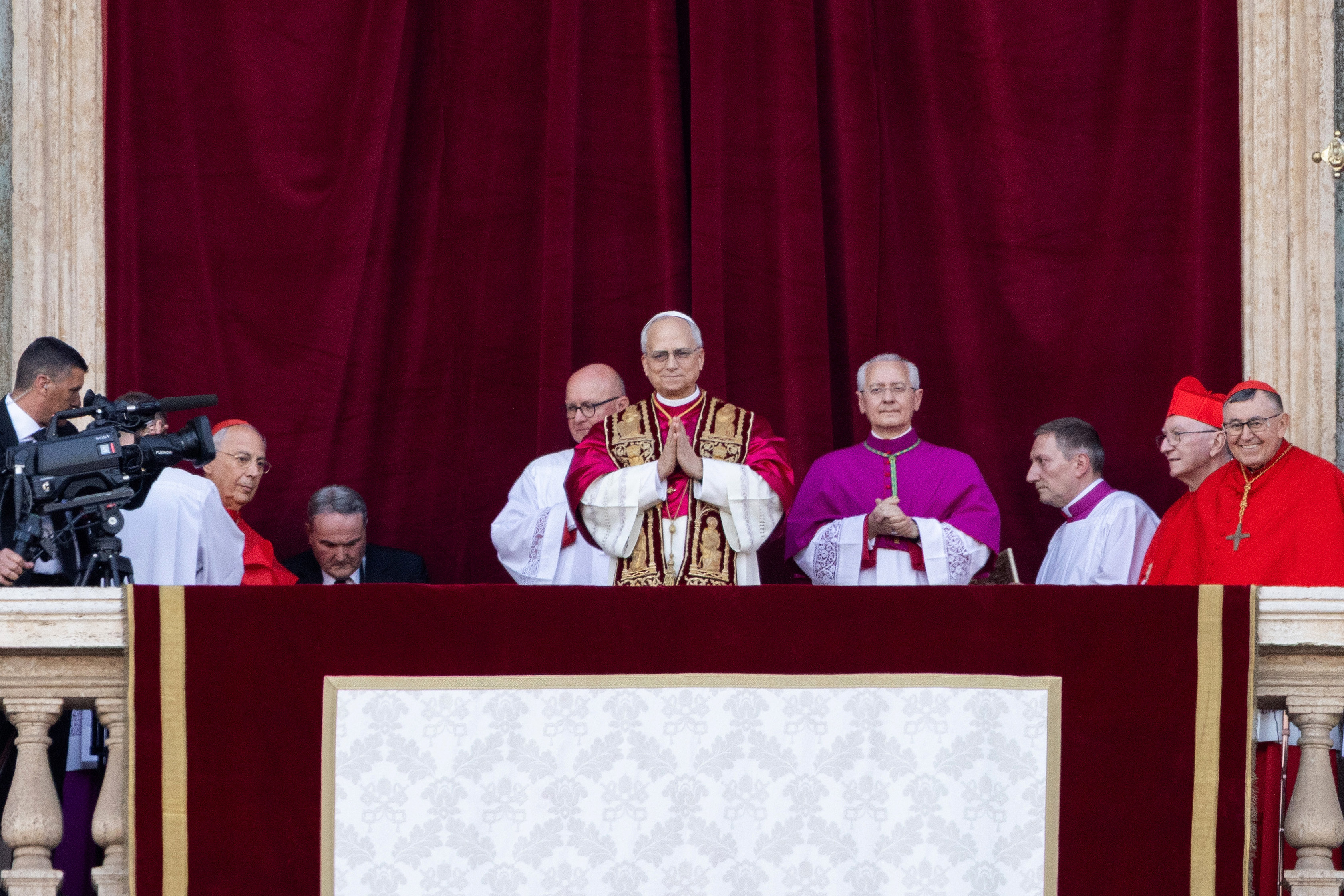 Les cardinaux se rassemblent dans la Cité du Vatican alors que le pape nouvellement élu Léon XIV apparaît pour la première fois sur le balcon du Vatican, le 8 mai 2025 | Source : Getty Images