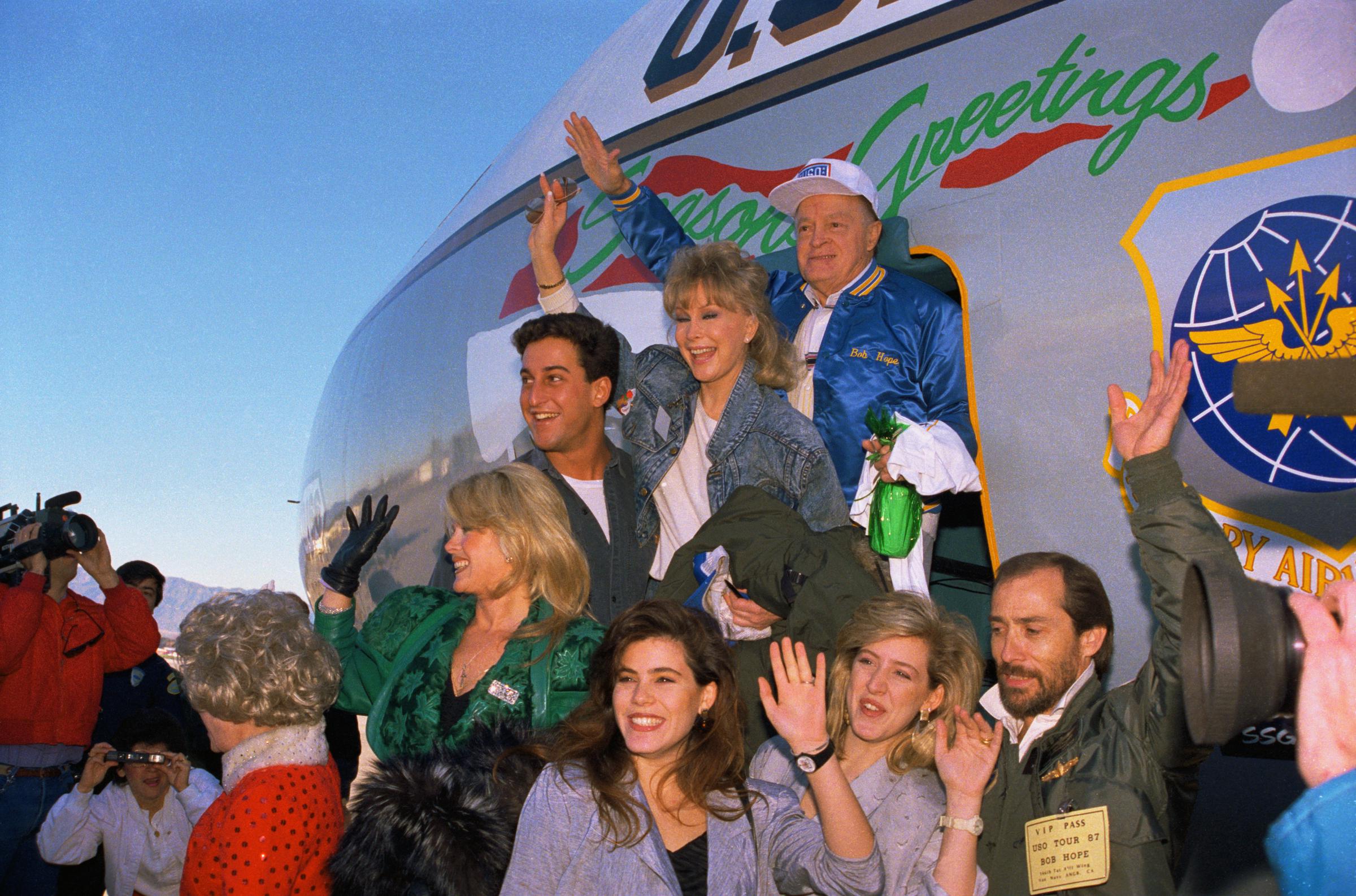 Bob Hope, Matthew Ansara, Connie Stevens, Tricia Fischer, Joely Fisher et Lee Greenwood dans le golfe Persique, le 20 décembre 1987. | Source : Getty Images