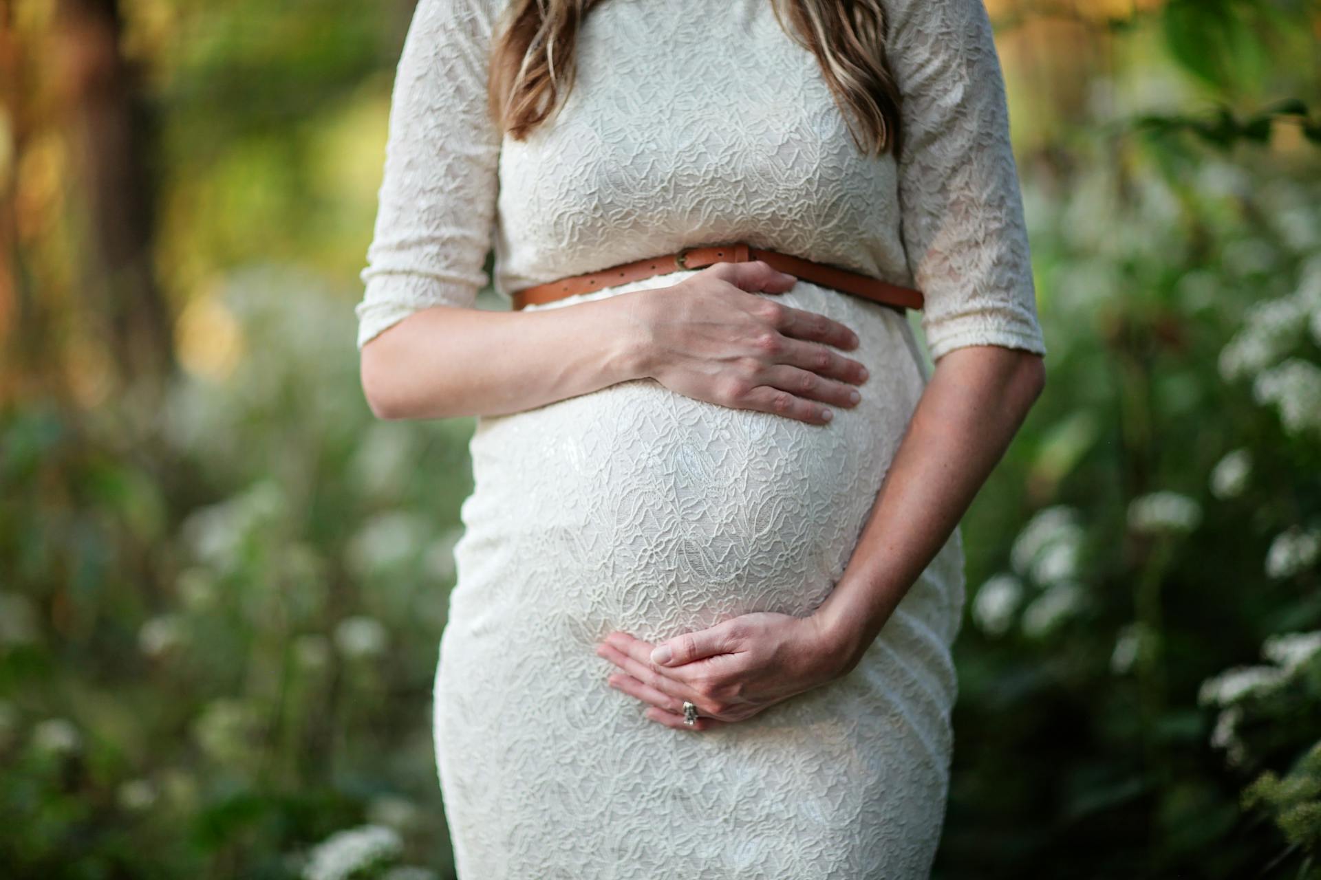 Une femme enceinte faisant le tour de son baby bump | Source : Pexels