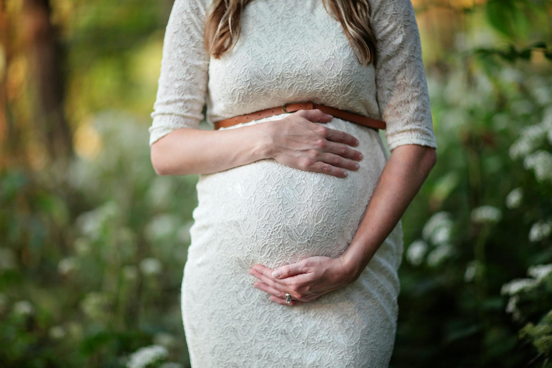 Une femme enceinte tenant son baby bump | Source : Pexels