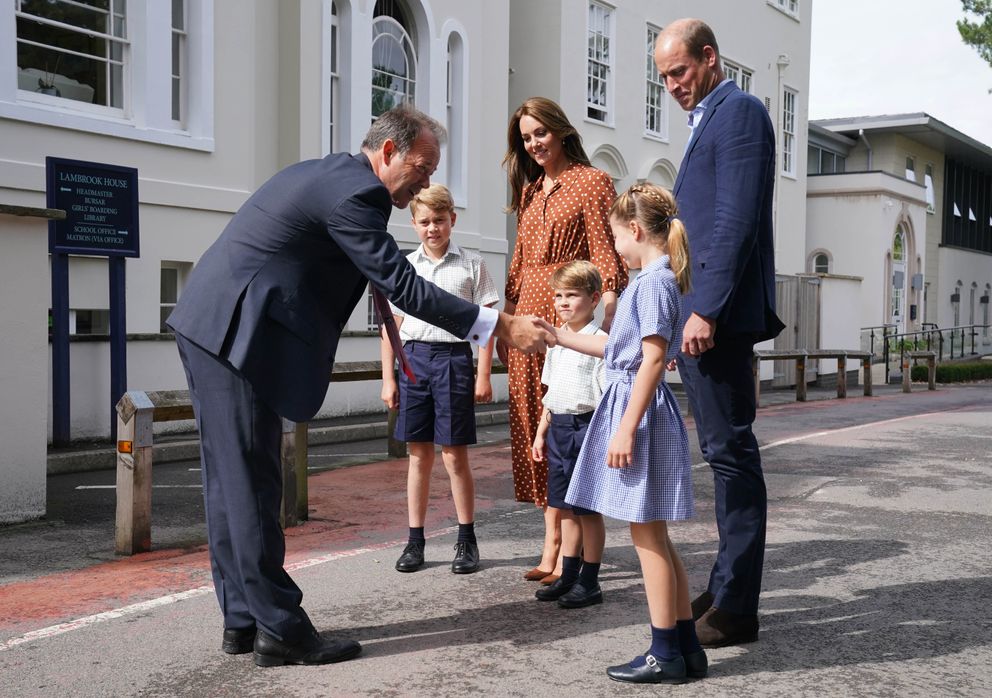 Le Prince William, Kate Middleton, et leurs enfants avec le directeur de l'école Jonathan Perry à Bracknell en Angleterre en 2022. | Source : Getty Images