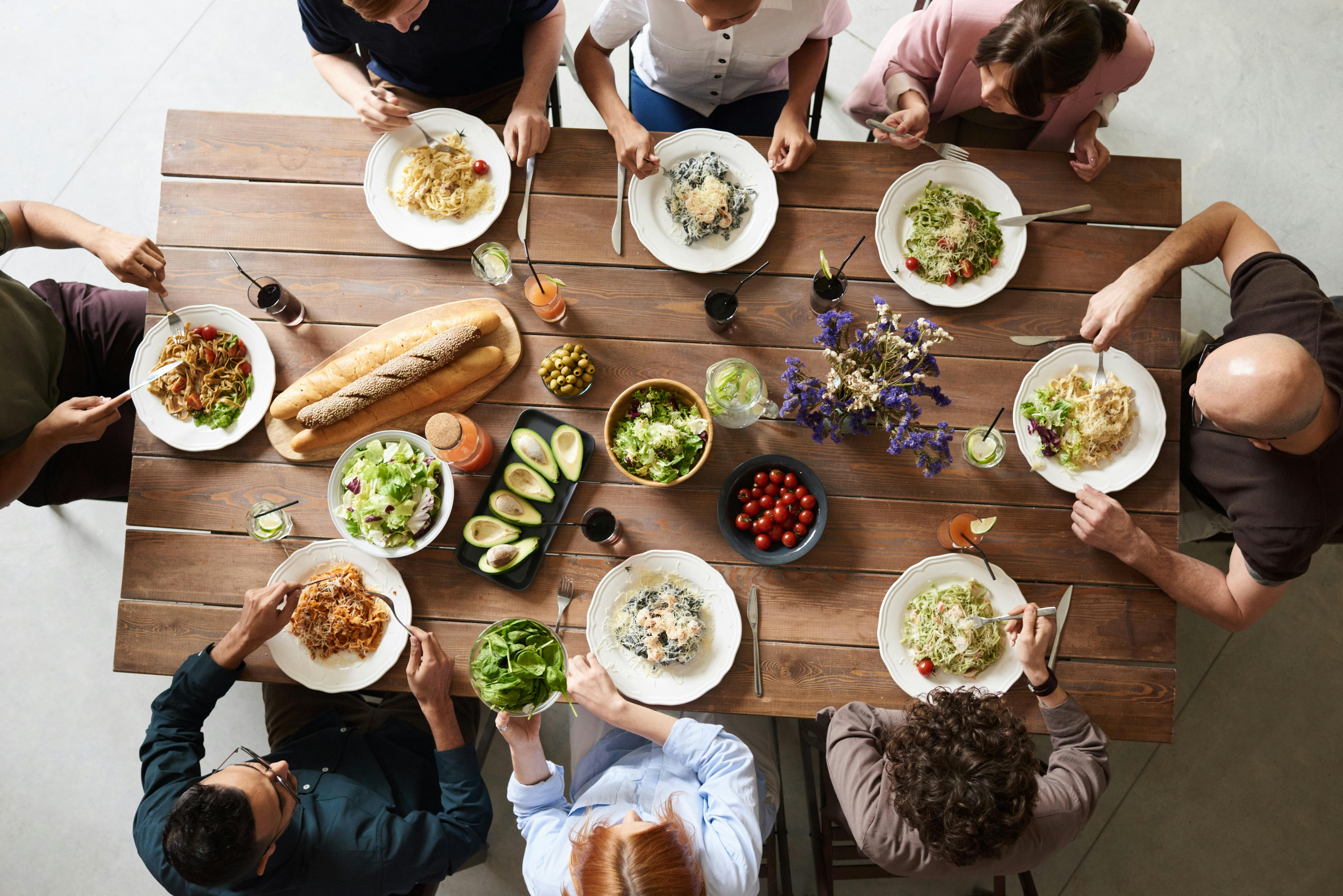 Une famille partageant un repas ensemble | Source : Pexels