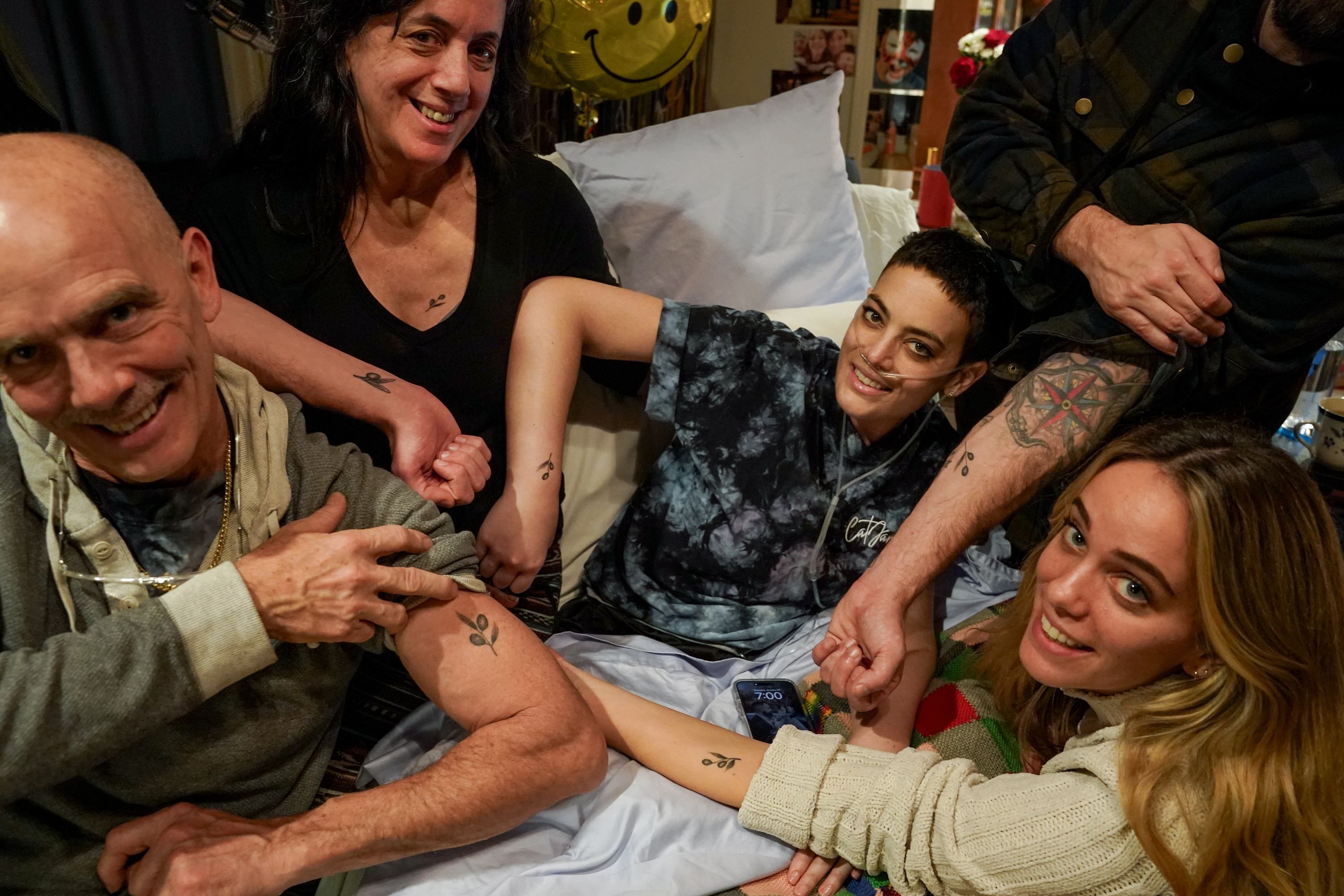 Cat Janice montrant des tatouages assortis avec sa famille, le 25 janvier 2024, à Annandale, en Virginie. | Source : Getty Images