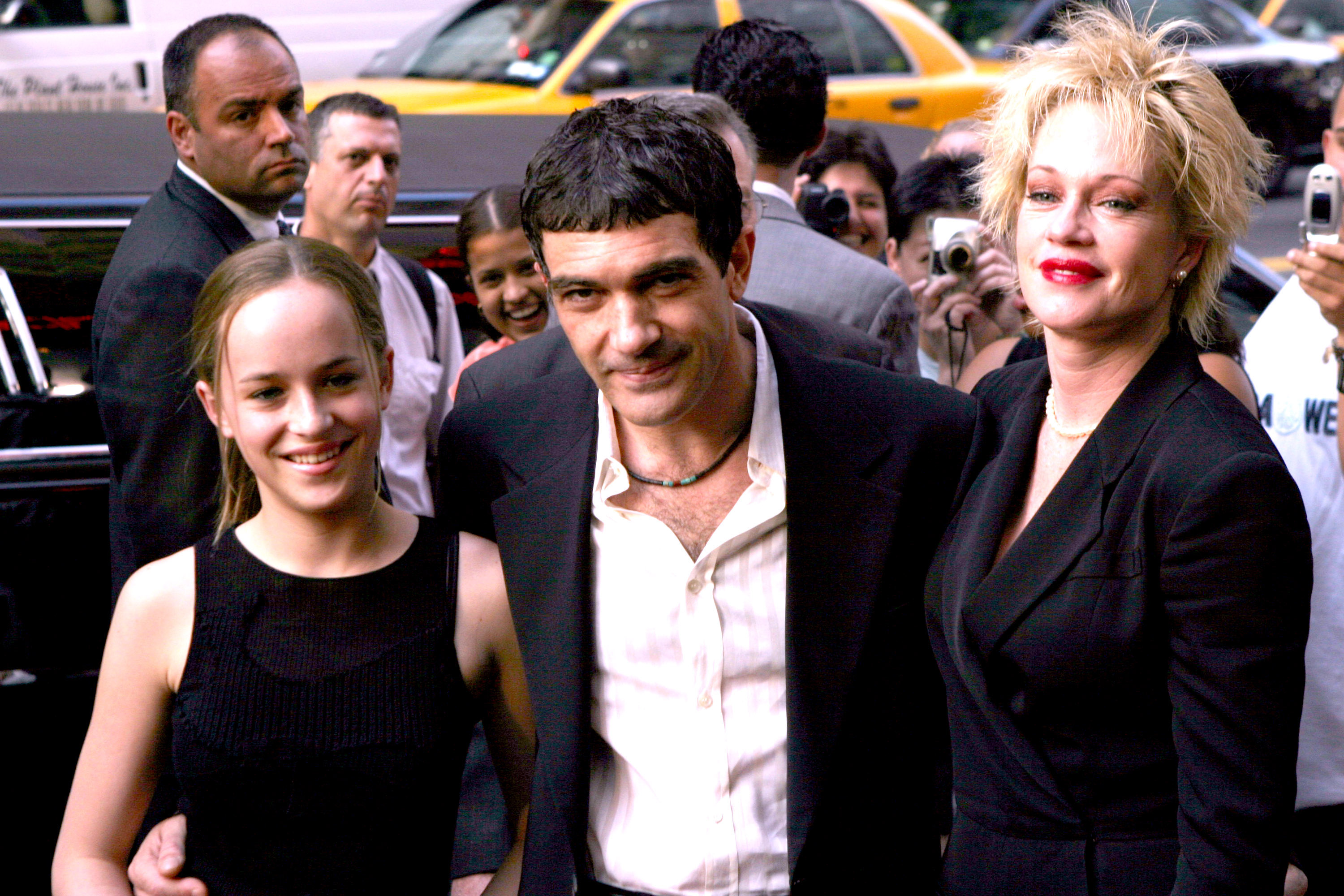 Dakota Johnson, Antonio Banderas et Melanie Griffith à la première new-yorkaise de "And Starring Pancho Villa As Himself" le 18 août 2003. | Source : Getty Images