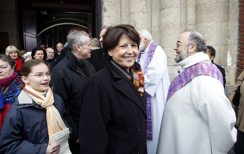 Martine Aubry assiste à une messe du "jour du Seigneur" avec ses parents Marie et Jacques Delors à Lille, France, le 23 décembre 2007. | Photo : Getty Images