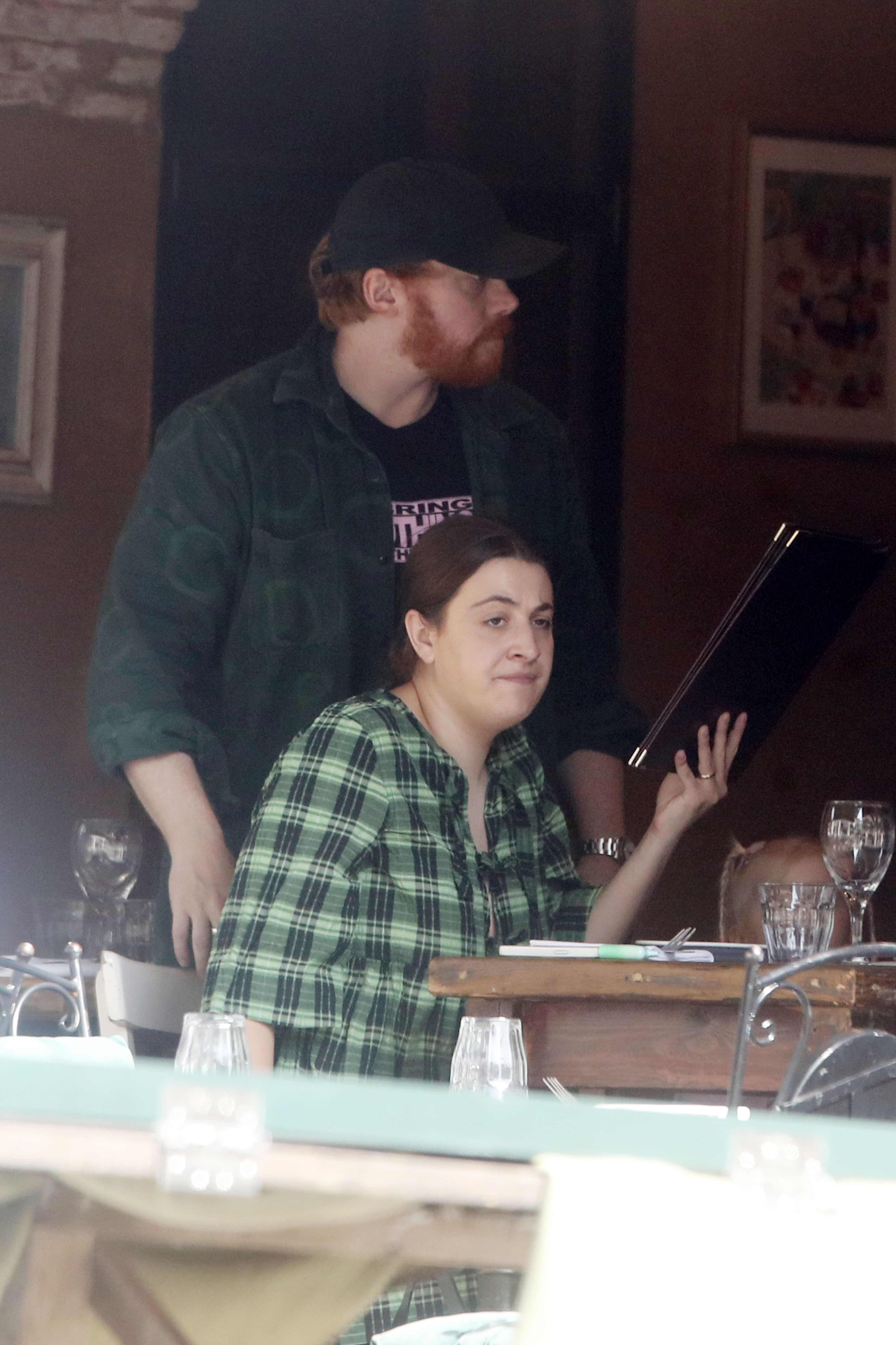 Rupert Grint et Georgia Groome vus à la gare du Nord le 22 mars 2024, à Paris, France | Source : Getty Images