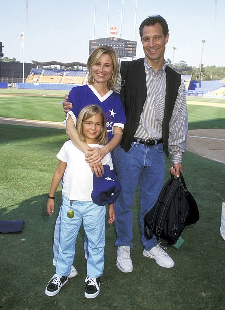 L'actrice Maureen McCormick, son mari Michael Cummings et sa fille Natalie Cummings assistent au 39e match annuel de baseball des célébrités "Hollywood Stars Night" le 16 août 1997 au Dodger Stadium de Los Angeles, Californie | Source : Getty Images