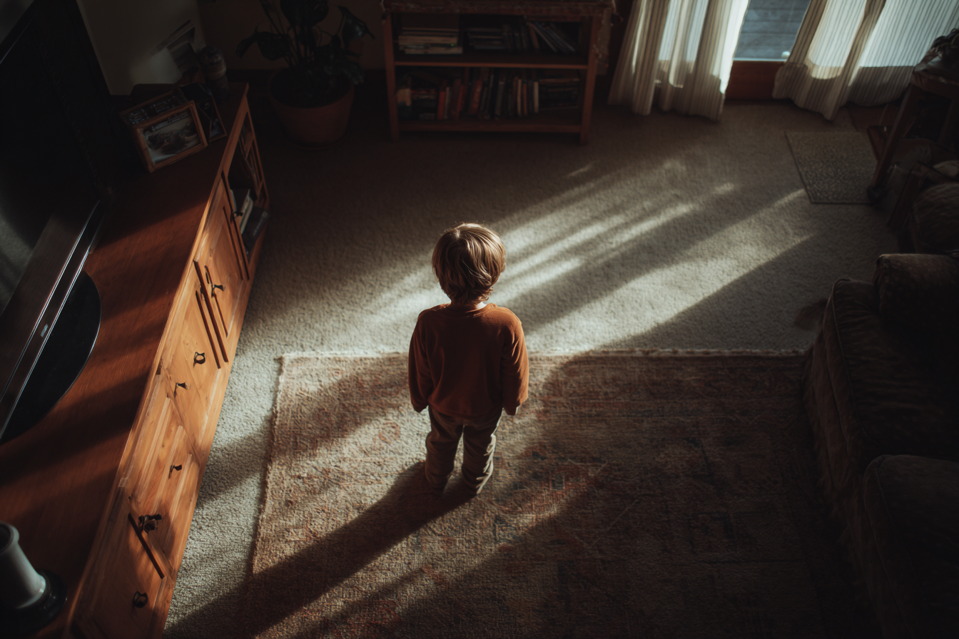 Un garçon debout dans sa maison | Source : Midjourney