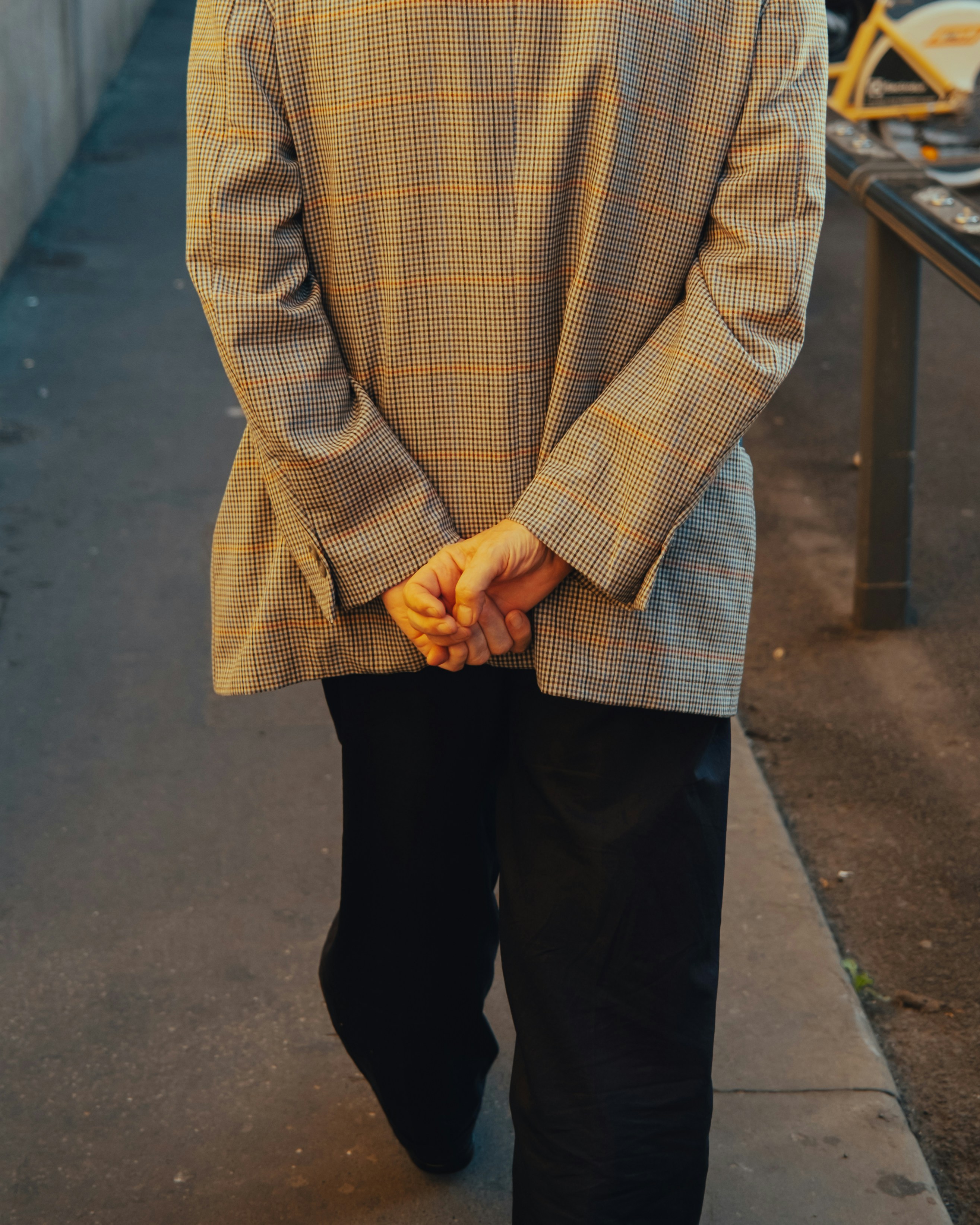 Un homme portant une veste en tweed | Source : Unsplash