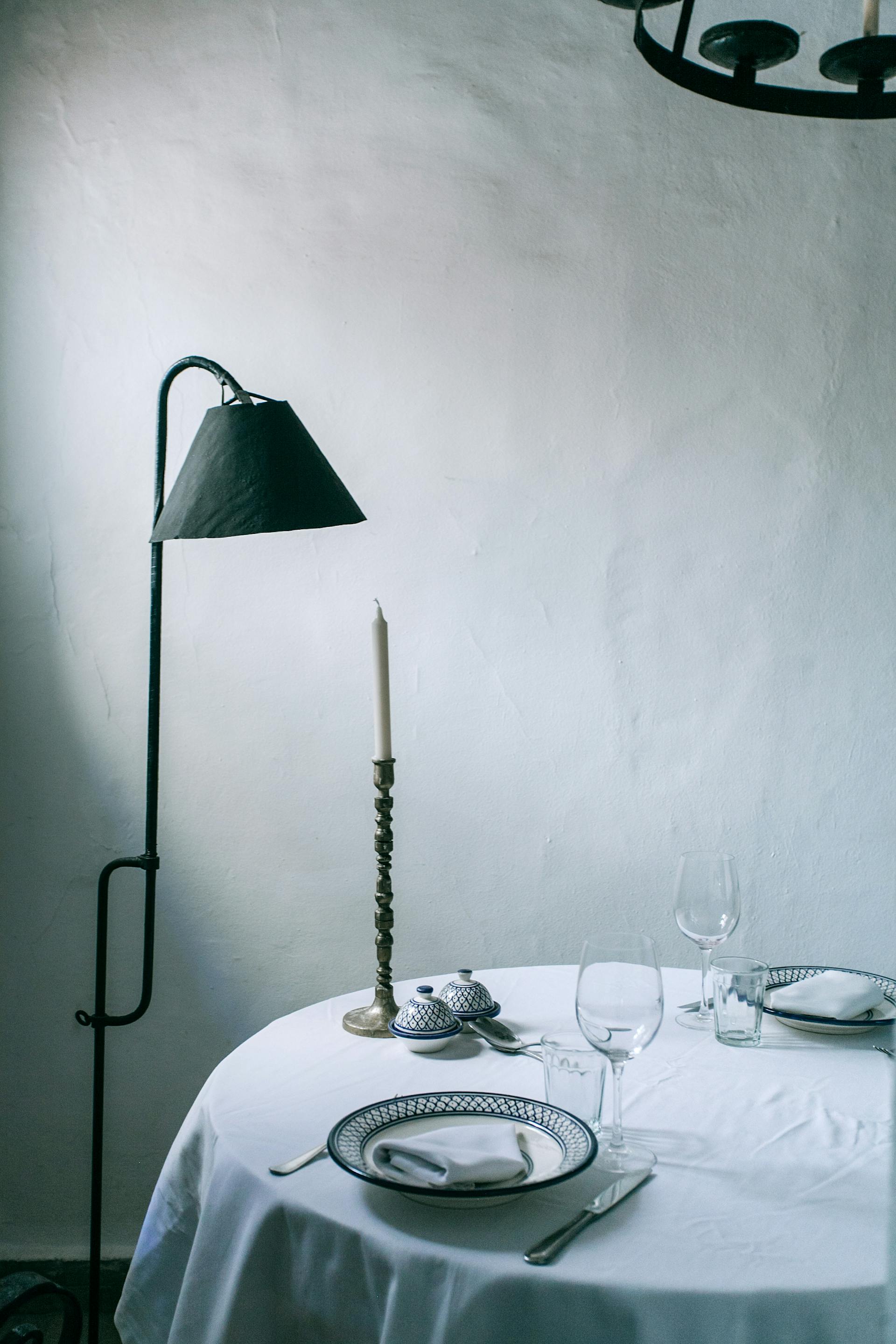 Une table dressée pour deux | Source : Pexels