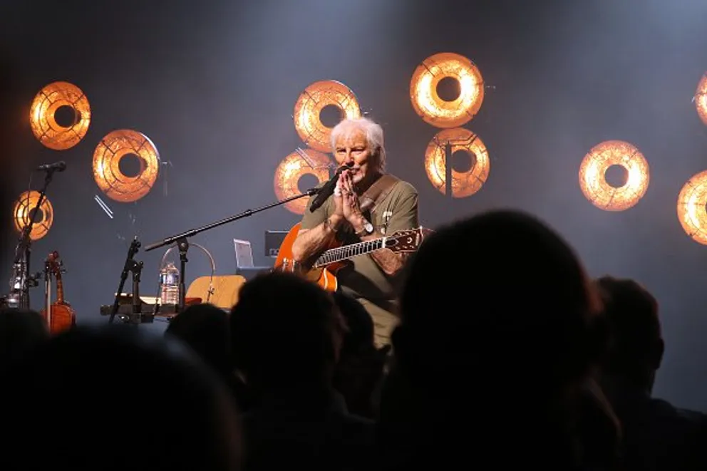 Hugues Aufray à la fin de son concert à la Salle Pleyel le 18 octobre 2019 à Paris, France. | Photo : Getty Images