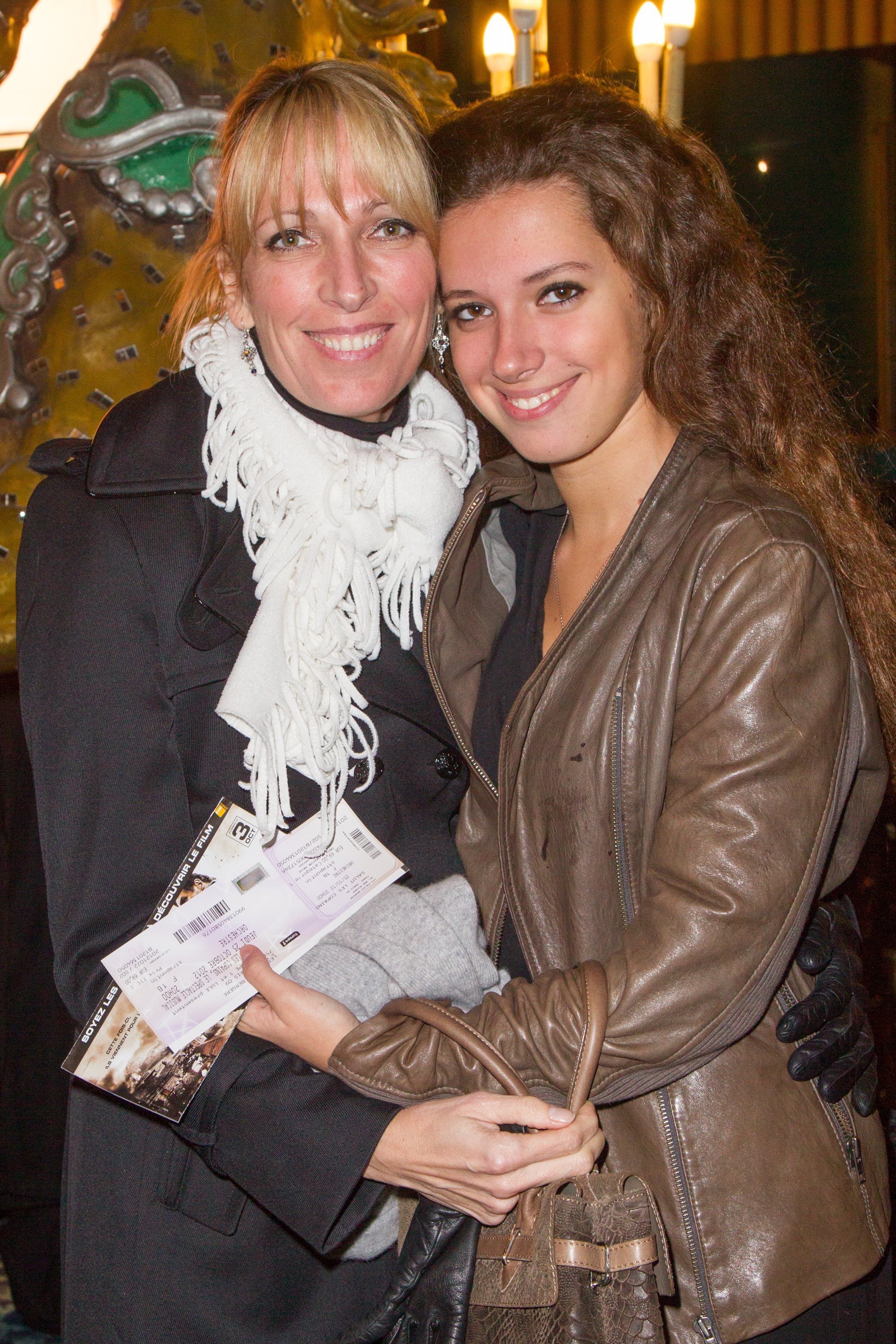 PARIS, FRANCE - 25 OCTOBRE : La scénographe Stephanie Jarre et sa fille Rebecca assistent à "Salut Les Copains" - le gala musical organisé par Europe 1, aux Folies Bergeres le 25 octobre 2012 à Paris, France. | Photo : Getty Images