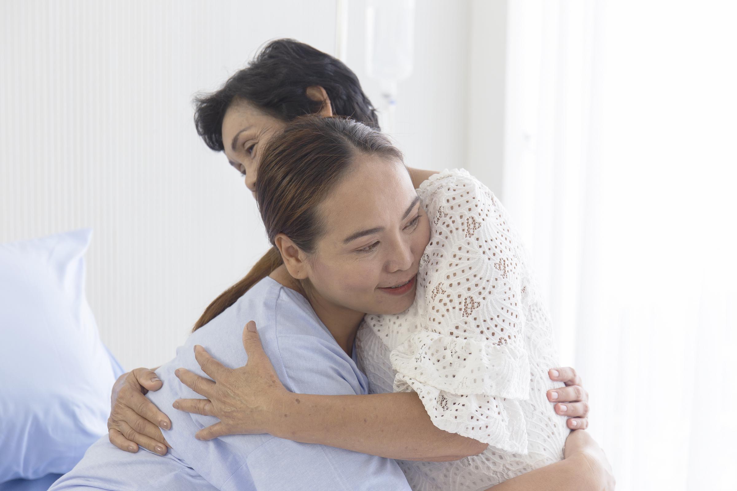 Belle-mère et la femme de son fils se réconcilient | Source : Vecteezy