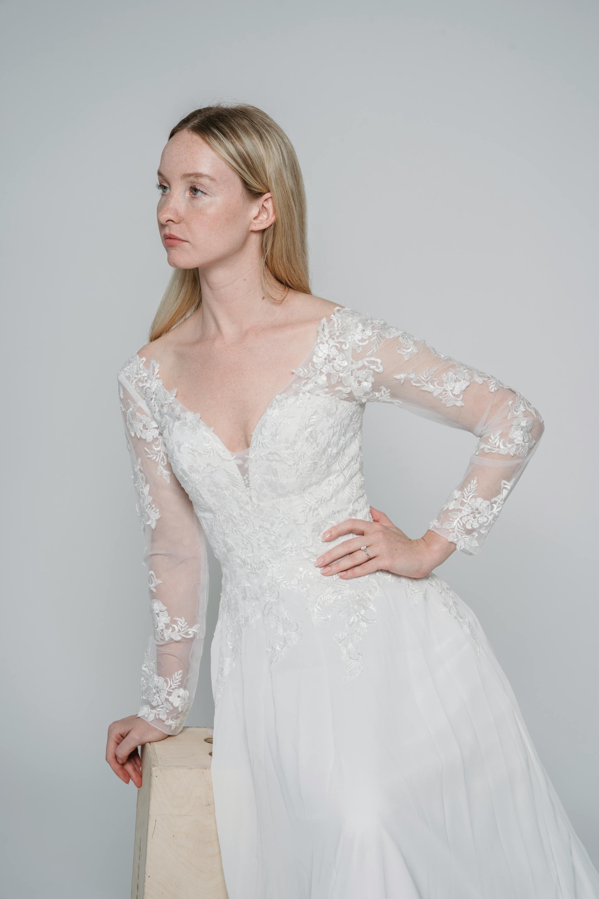 Une personne essayant une robe de mariée lance un regard à quelqu'un | Source : Pexels