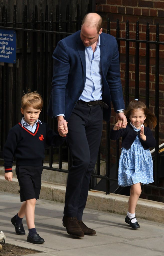 Le Prince William, Duc de Cambridge arrive avec le Prince George et la Princesse Charlotte dans l'aile Lindo après que Catherine, Duchesse de Cambridge ait donné naissance à leur fils à l'hôpital St Mary's le 23 avril 2018 à Londres, en Angleterre. | Photo : Getty Images