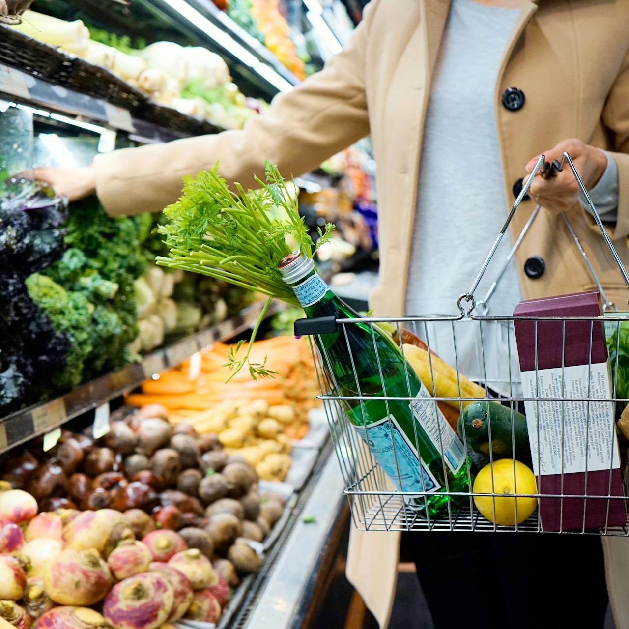 Une femme faisant ses courses de produits frais dans une épicerie | Source : Pexels