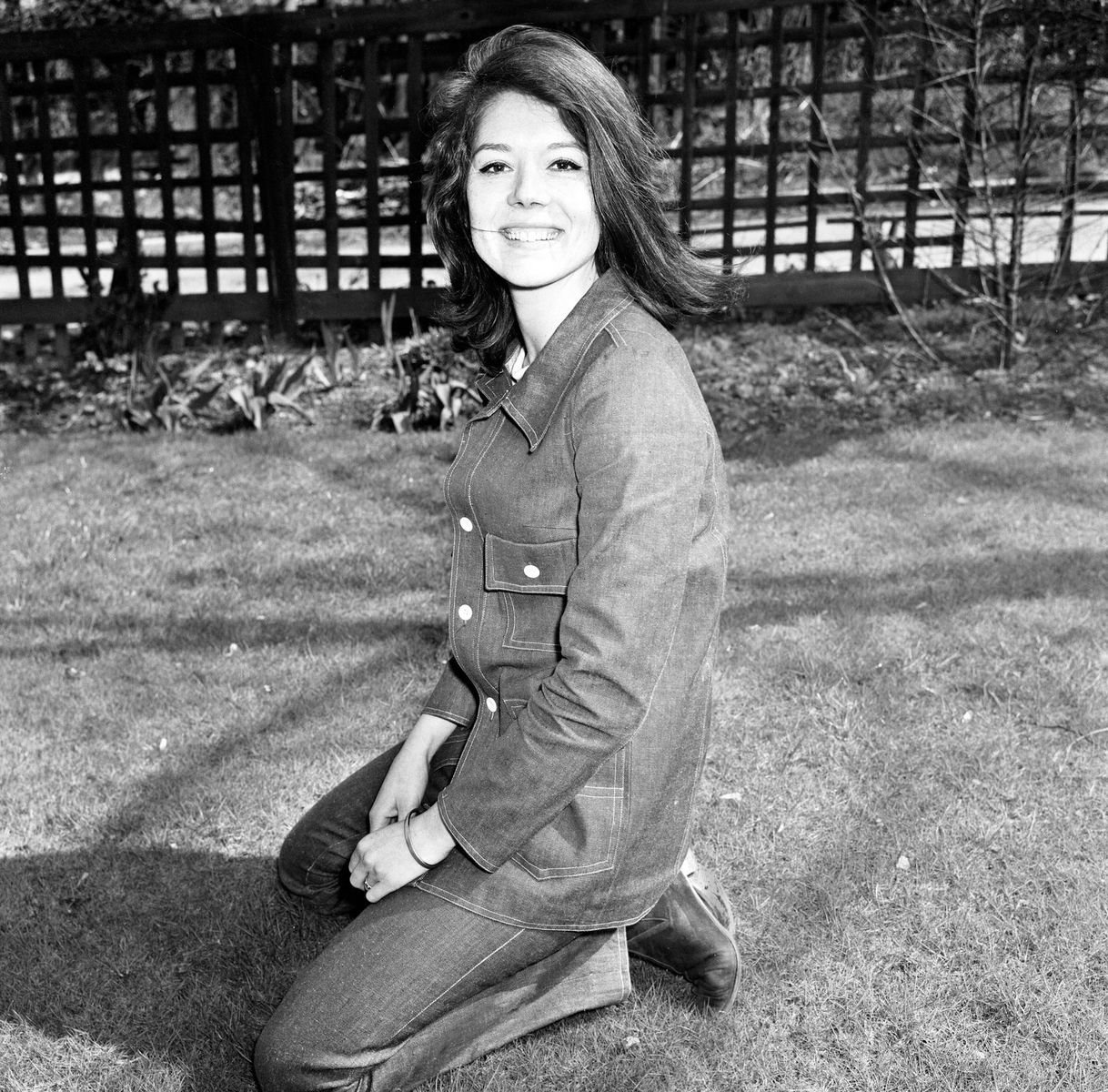Diana Rigg, actrice, va bientôt jouer le rôle d'Emma Peel dans la série télévisée ABC The Avengers,  à Roundhay, Leeds, le 19 avril 1965. | Photo : Getty Images