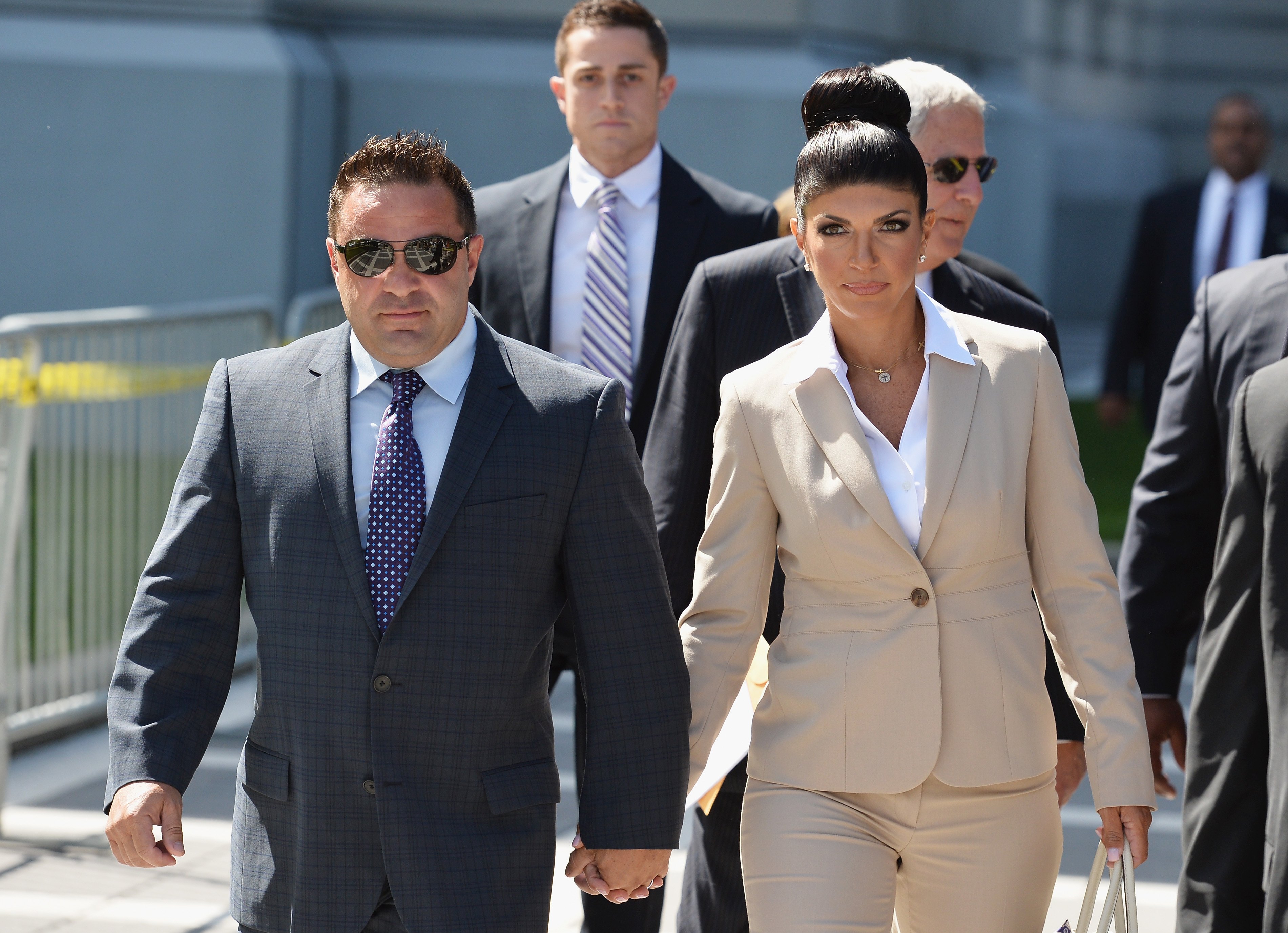 Joe Giudice et son épouse Teresa Giudice quittent le tribunal | Source: Getty Images
