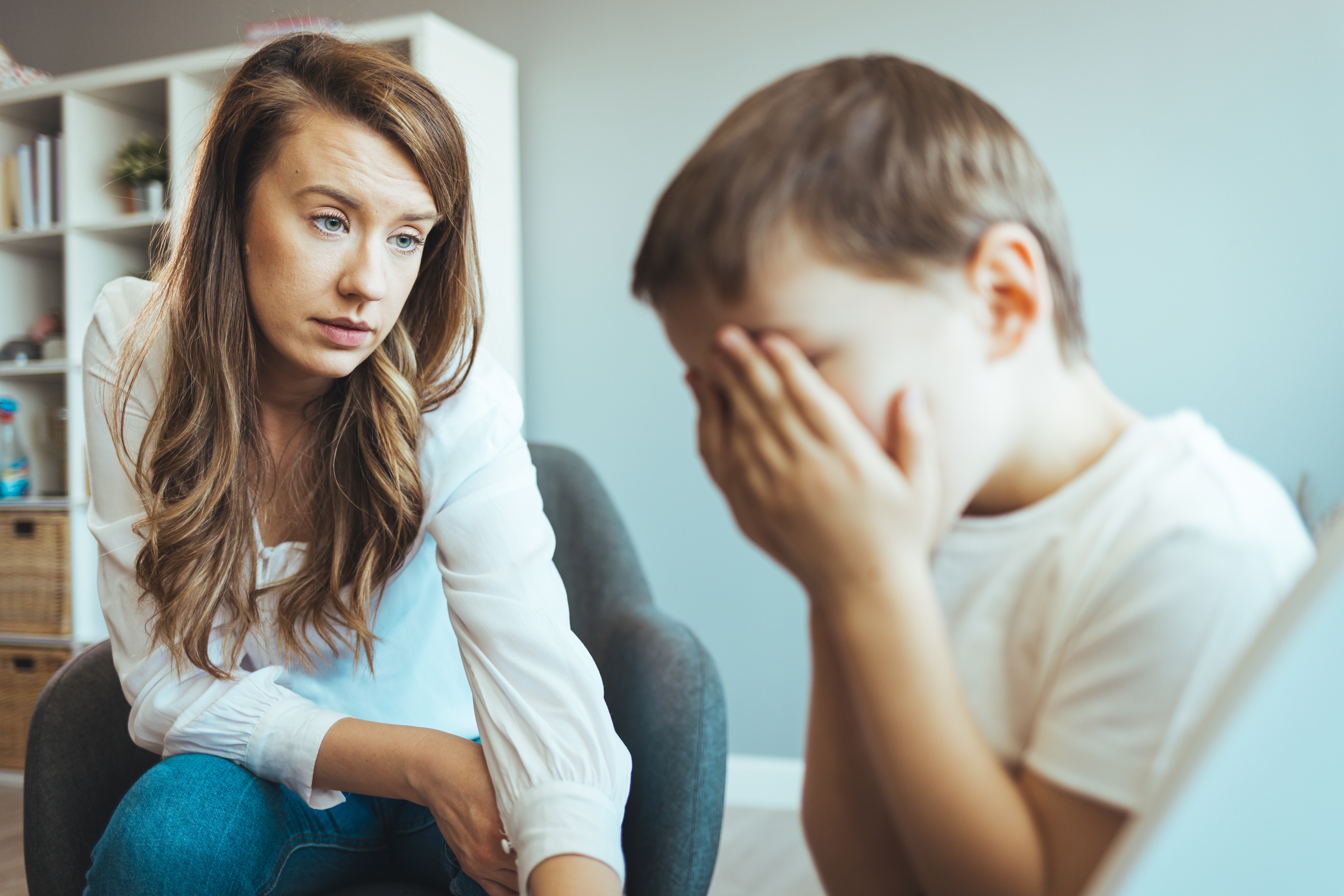 Une mère réconfortant son fils déprimé | Source : Shutterstock