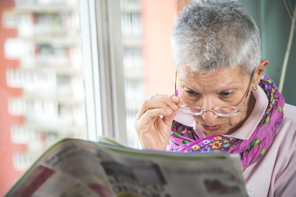 Une femme avec des difficultés à lire. l Source: Shutterstock