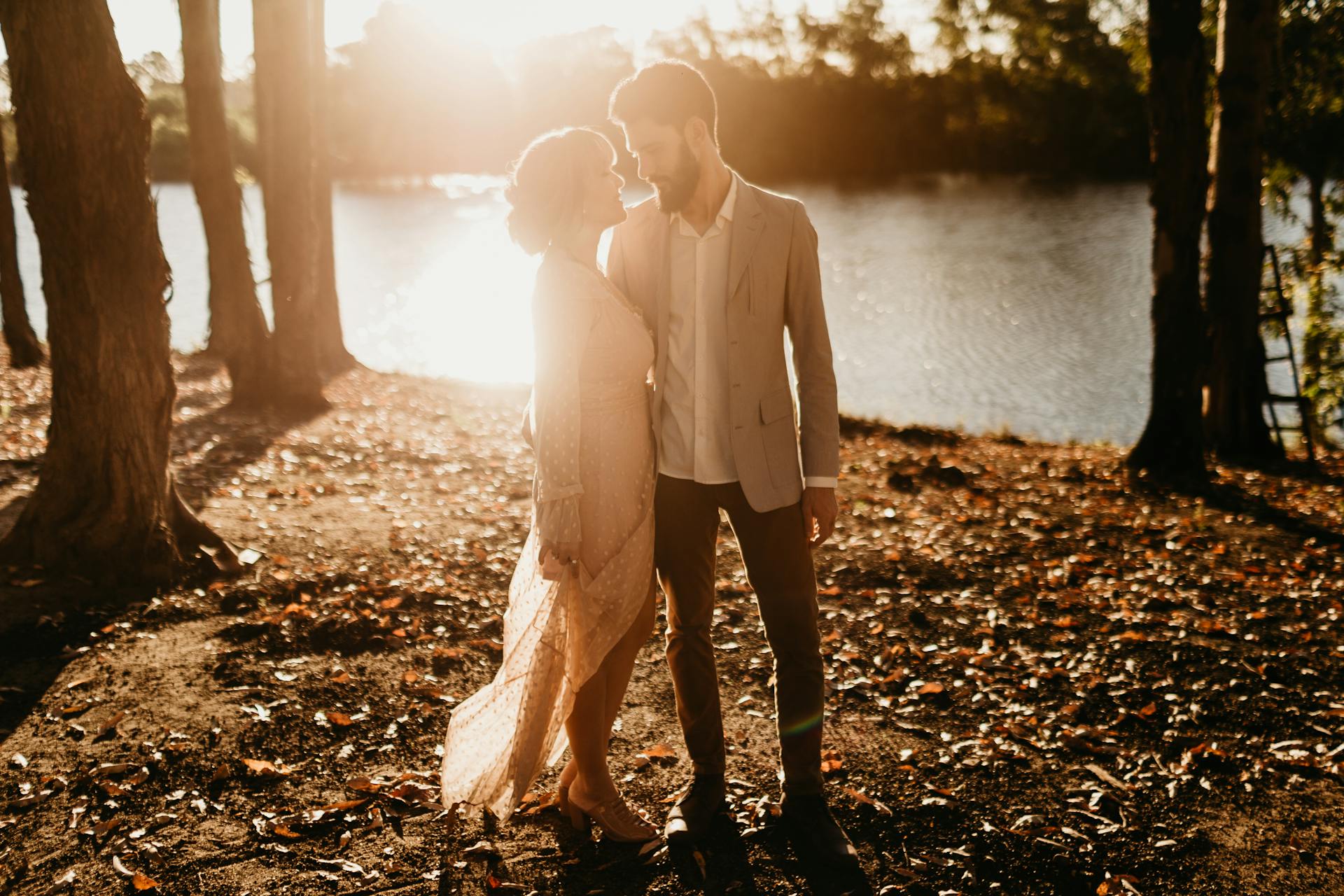 Un couple se promenant au bord d'un lac | Source : Pexels