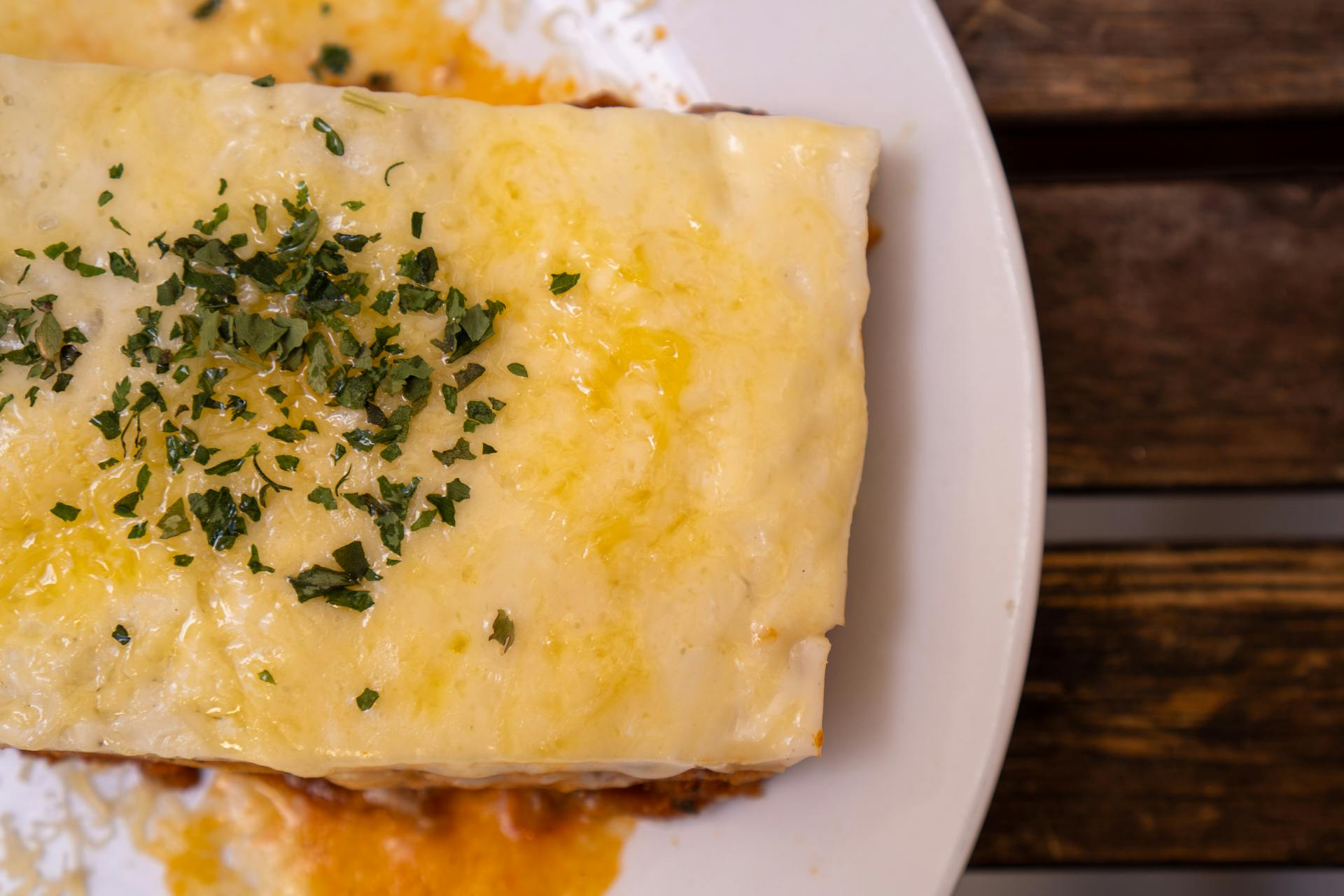 Lasagnes sur une assiette de service | Source : Pexels