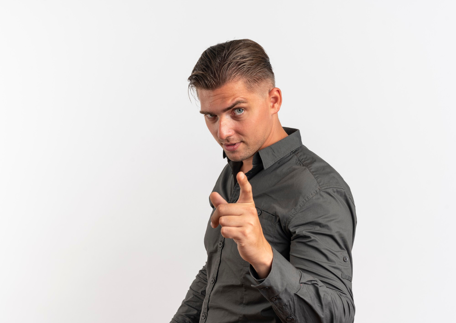 Un homme qui pointe son doigt vers quelqu'un | Source : Freepik