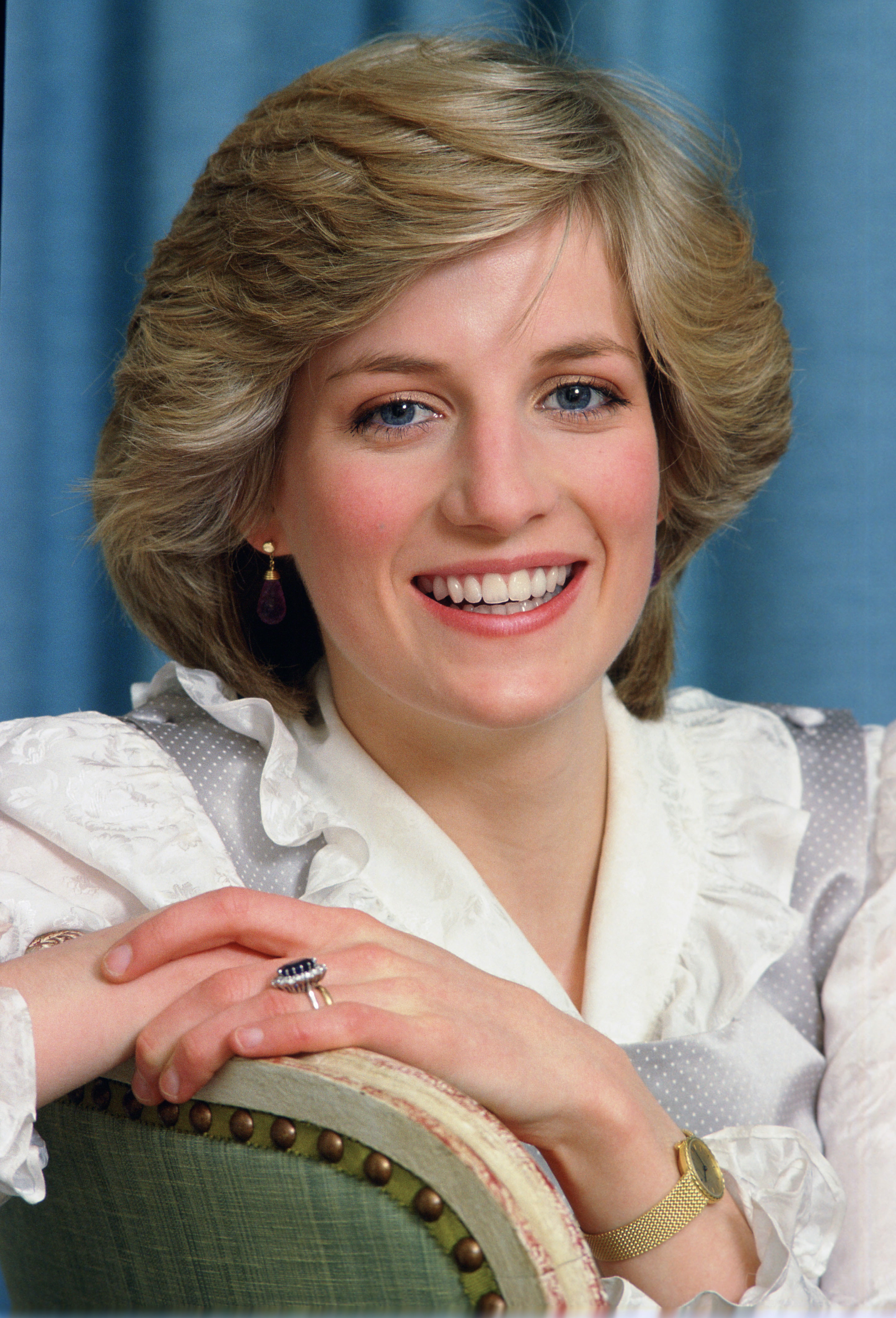 La princesse Diana souriante pour une photo au palais de Kensington | Source : Getty Images