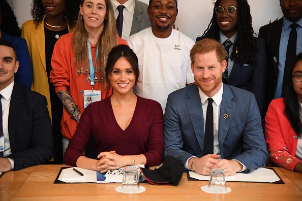 Le duc et la duchesse de Sussex assistent à une table ronde sur l'égalité des sexes avec le Queens Commonwealth Trust | Photo: Getty Images