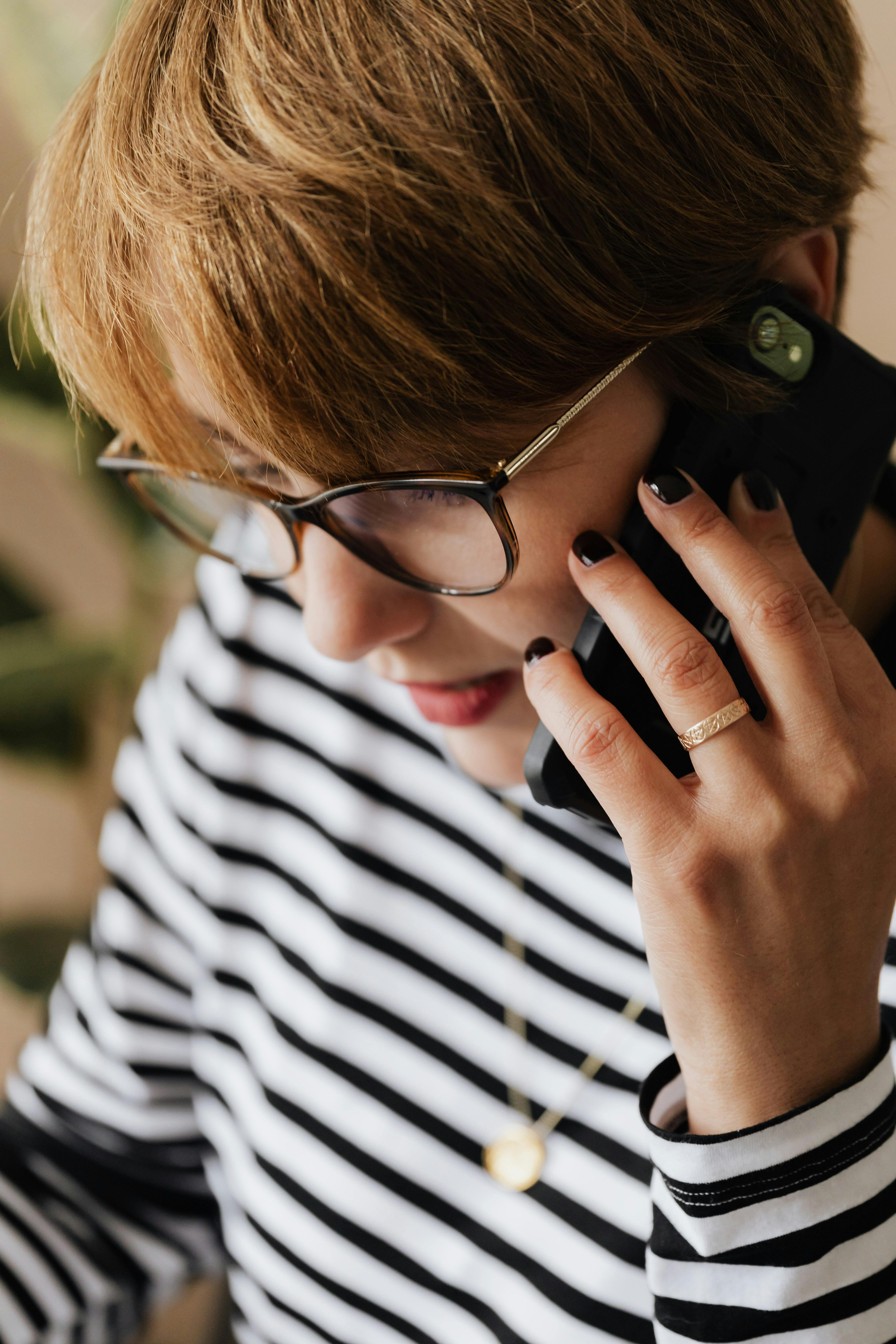 Femme adulte en train de téléphoner | Source : Pexels