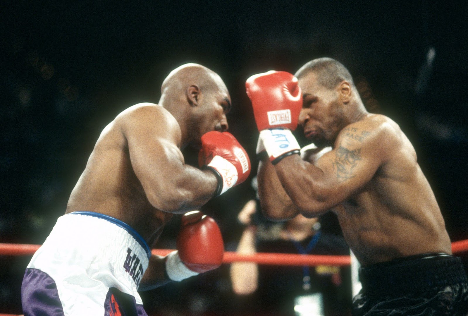 Evander Holyfield et Mike Tyson vers 1997. | Source : Getty Images