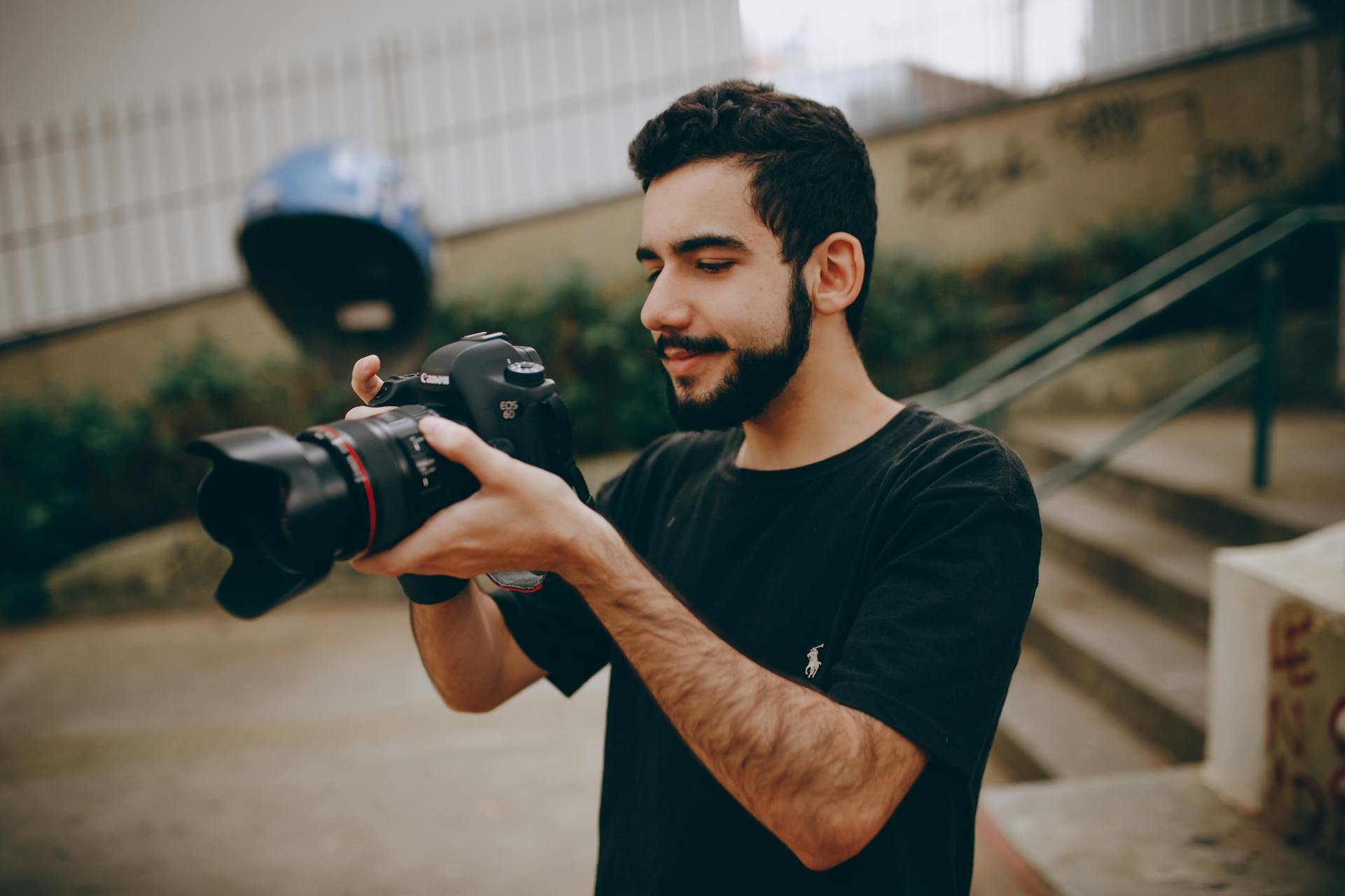 Un photographe tenant un appareil photo | Source : Pexels