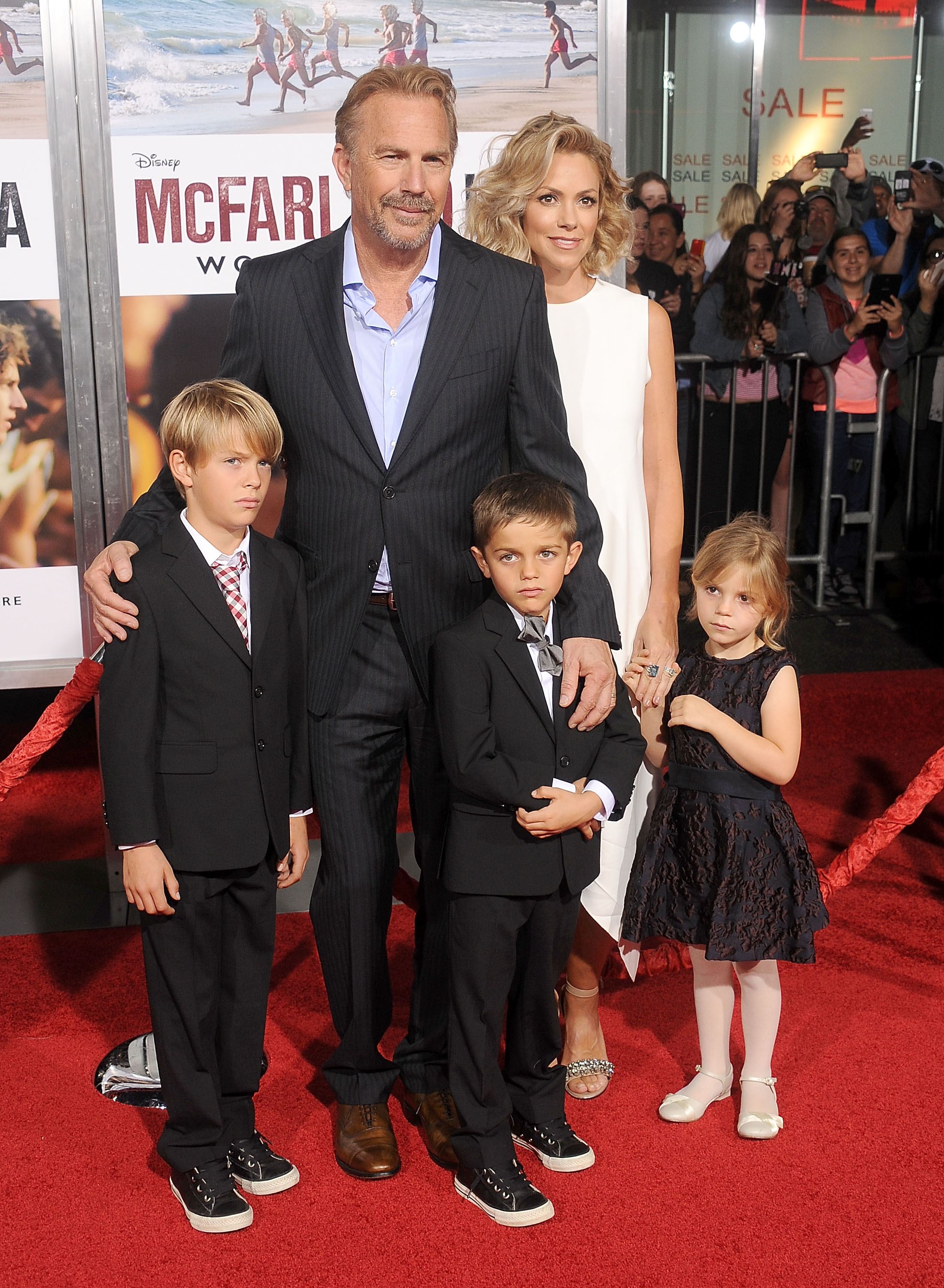 Kevin Costner, Christine Baumgartner et leurs enfants Grace Avery, Hayes Logan et Cayden Wyatt Costner lors de la première mondiale de "McFarland, USA" à Hollywood, Californie, le 9 février 2015. | Source : Getty Images