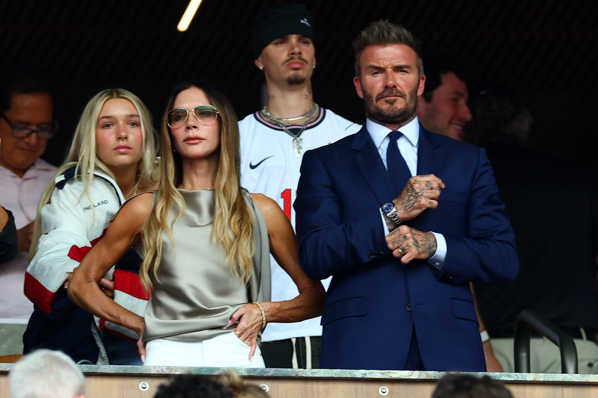 Les Beckham aiment aussi faire des sorties en famille en dehors des repas : ils ont notamment assisté, avec deux de leurs enfants, au quart de finale de la Coupe du monde 2026 opposant l'Angleterre à la Norvège à Miami. | Source : Getty Images.