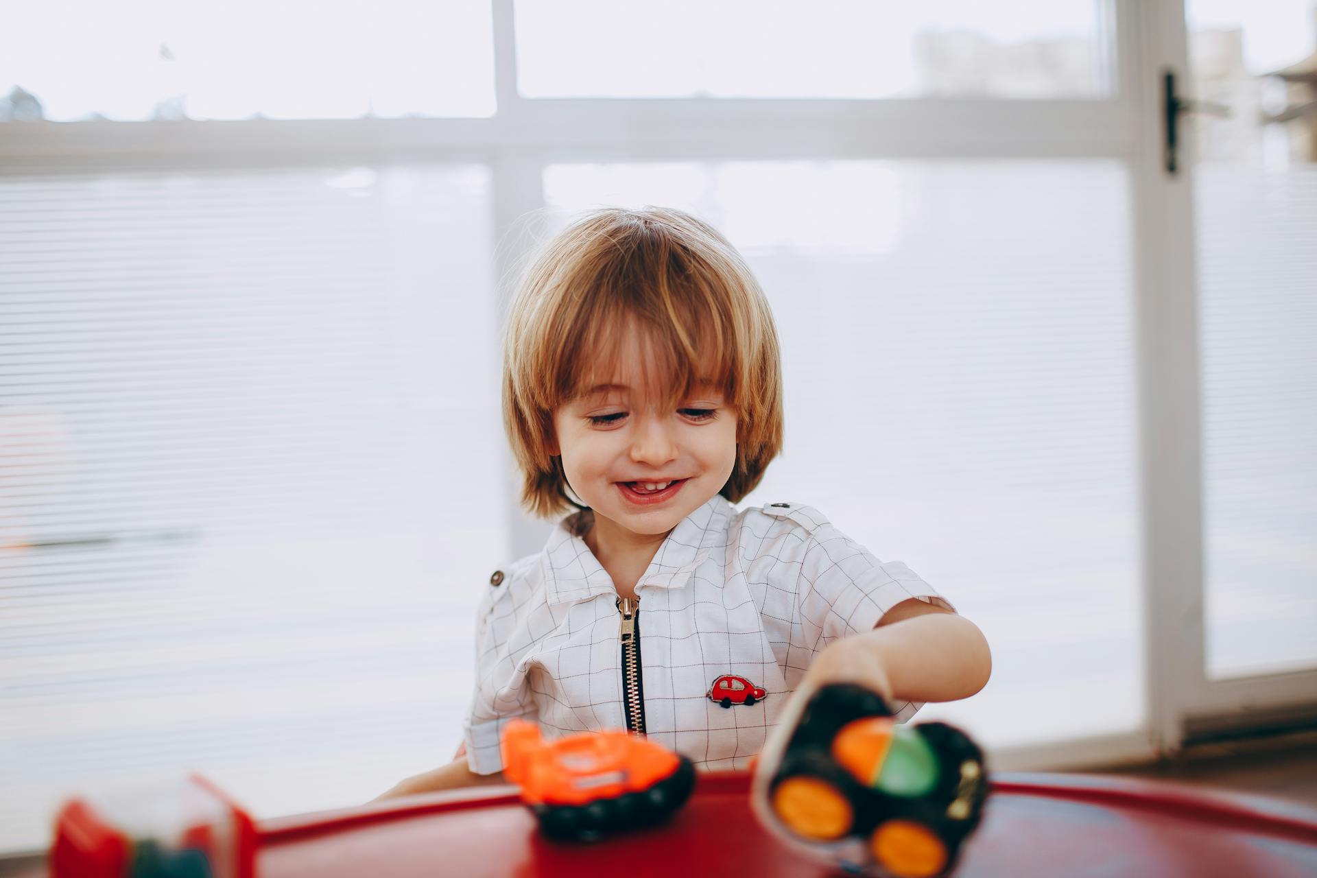 Un garçon qui joue avec des jouets | Source : Pexels
