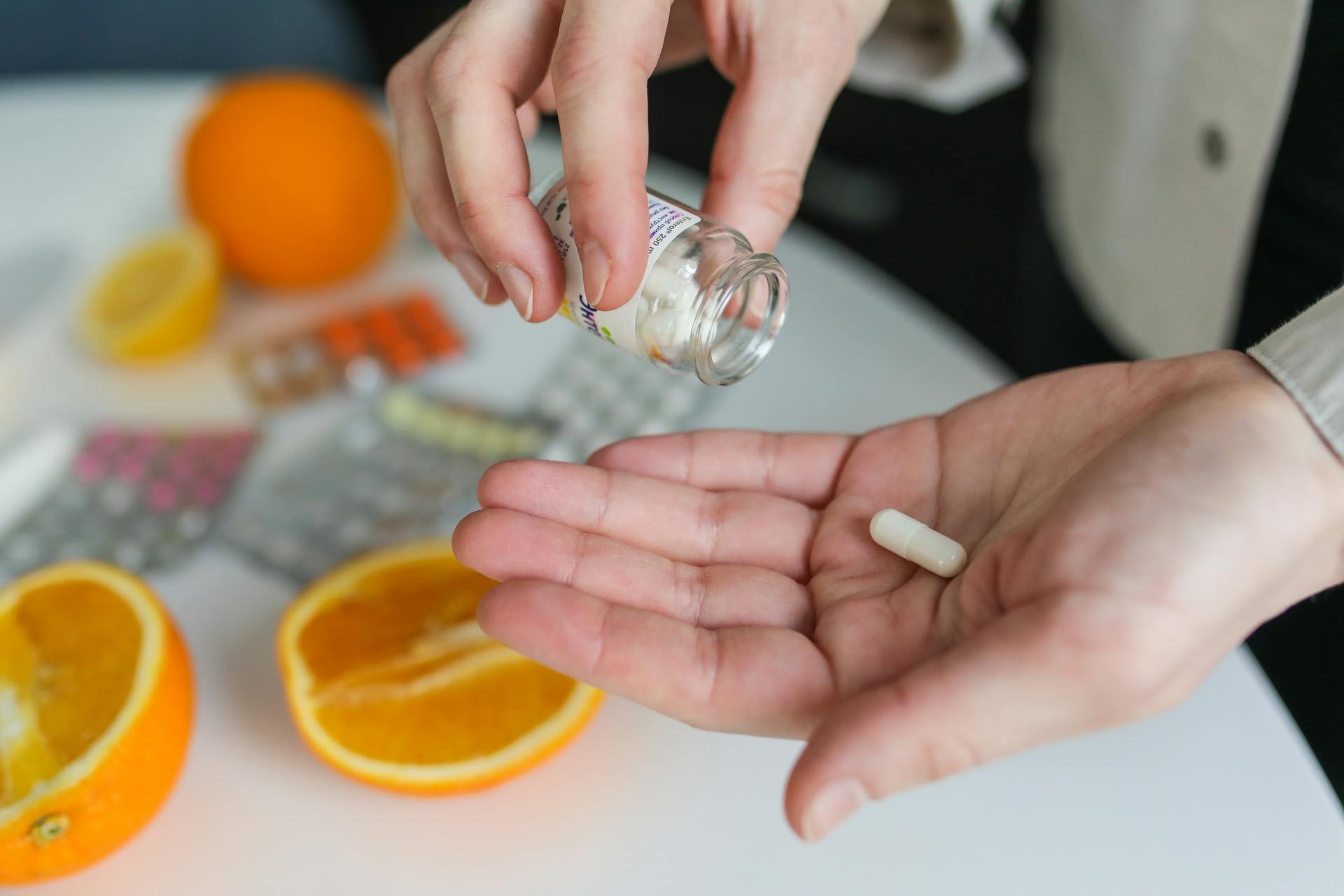 Une personne prenant une pilule | Source : Pexels